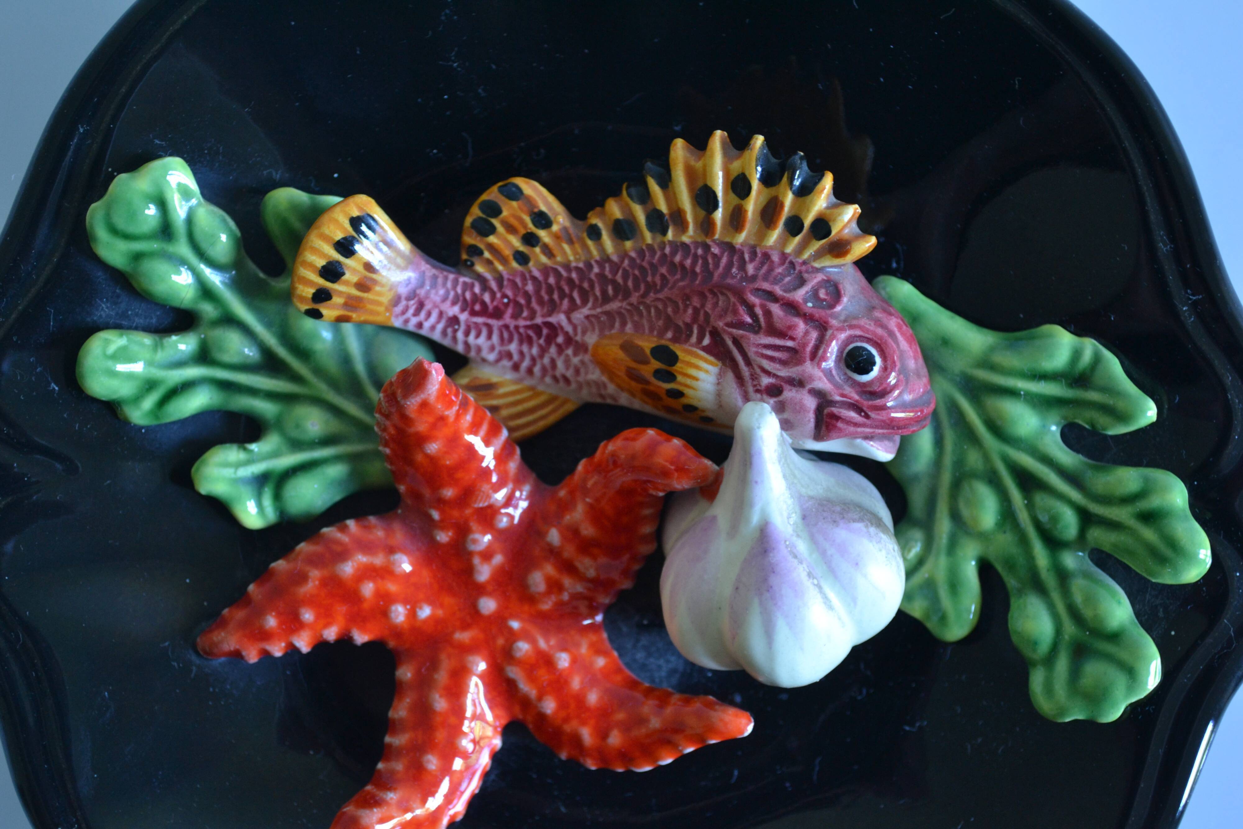 Assiette Vallauris 60's barbotine poisson