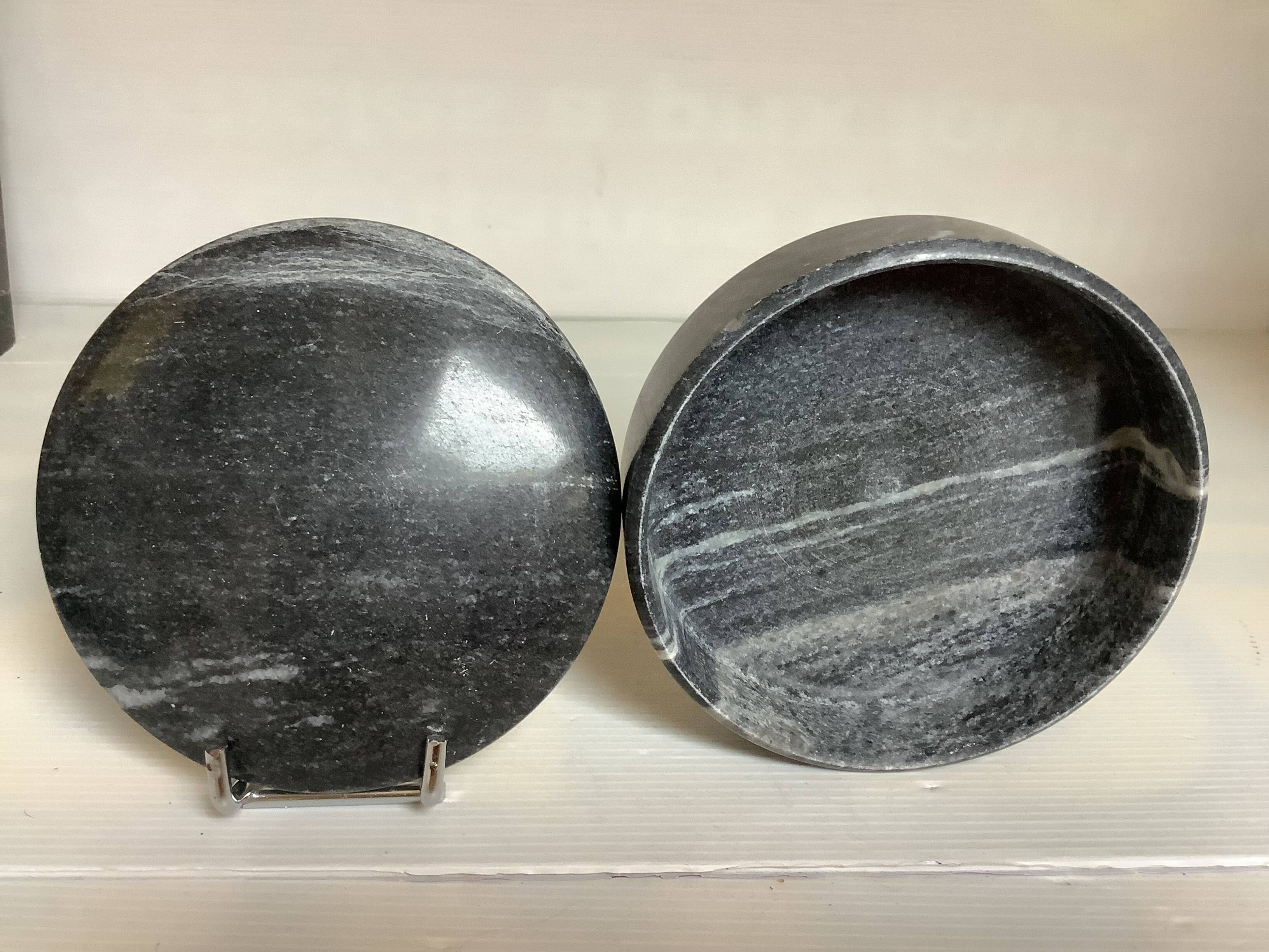 Trinket box in veined marble