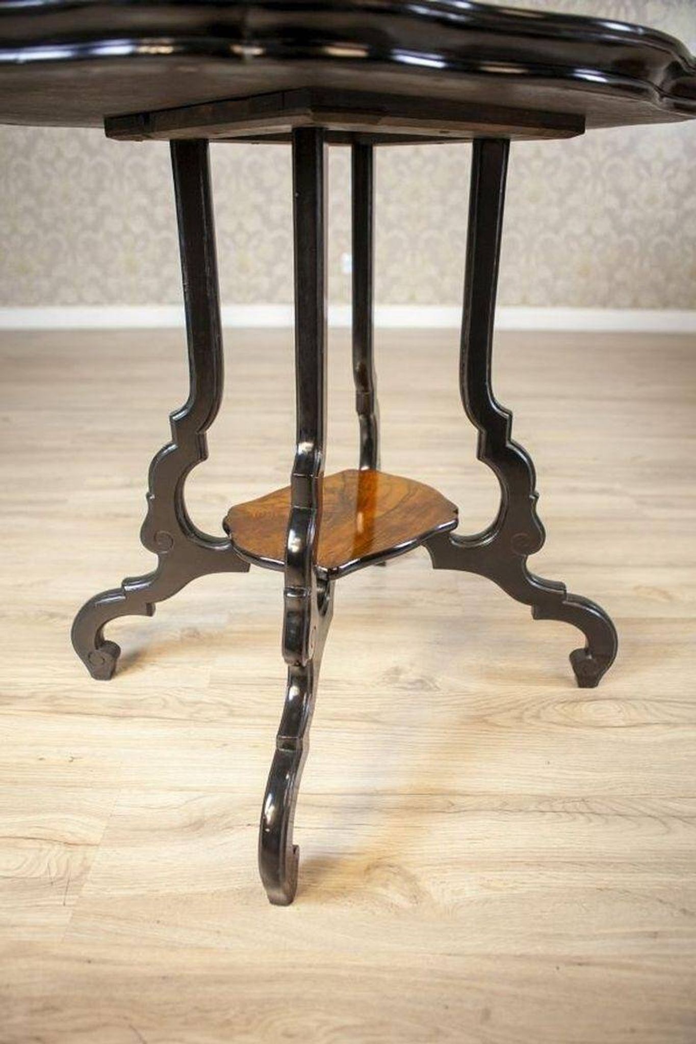 Table de thé ovale en noyer et placage, 1870