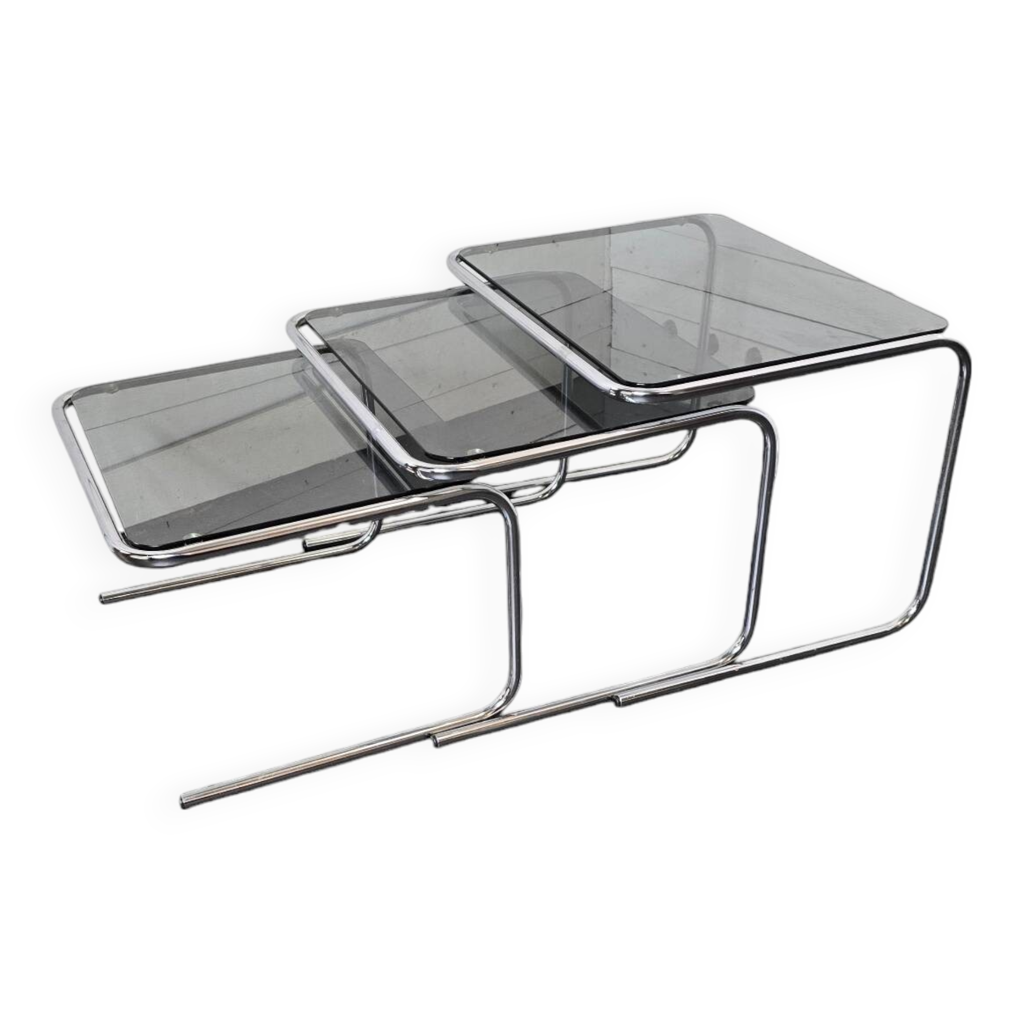 Table gigogne en métal chromé dessus verre fumé des années 70
