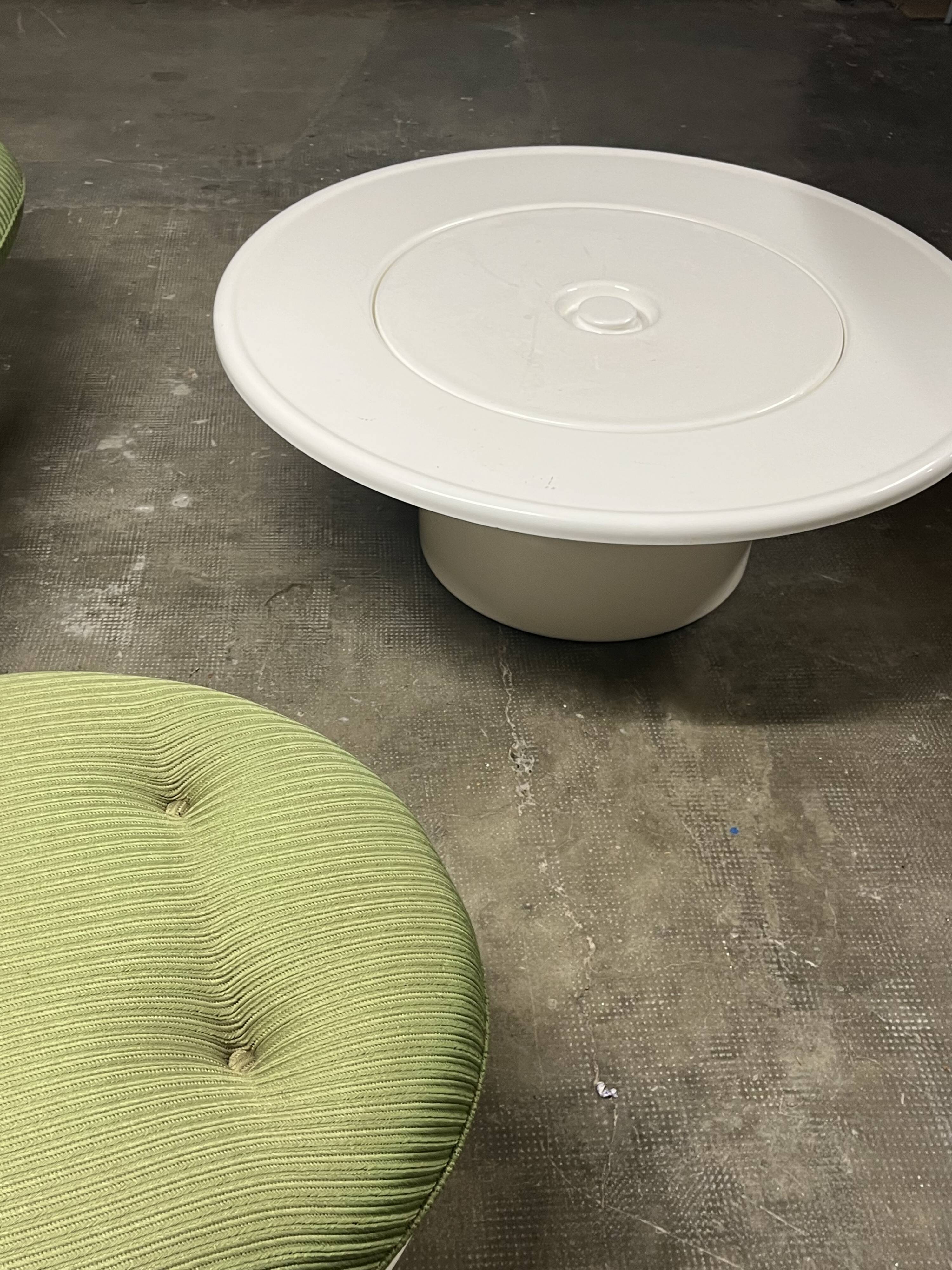Michel Cadestin – Canapé, pouf et table basse Space Age 1970
