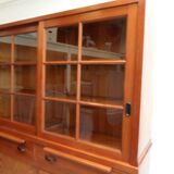 Vitrine de cuisine vintage avec portes coulissantes