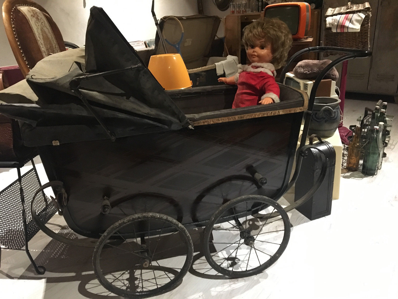 Landau of the years 1920-1930 in wood and leather