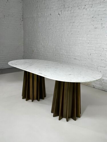Table ovale en marbre et laiton