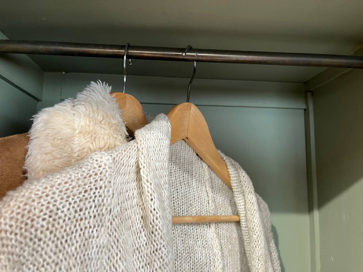 Parisian wardrobe with compass feet