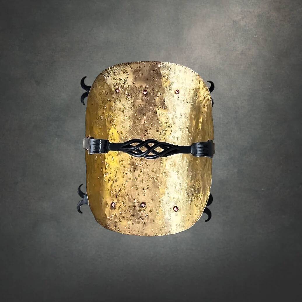 Porte-bûches en laiton texturé et fer forgé noir style ancien – années 50