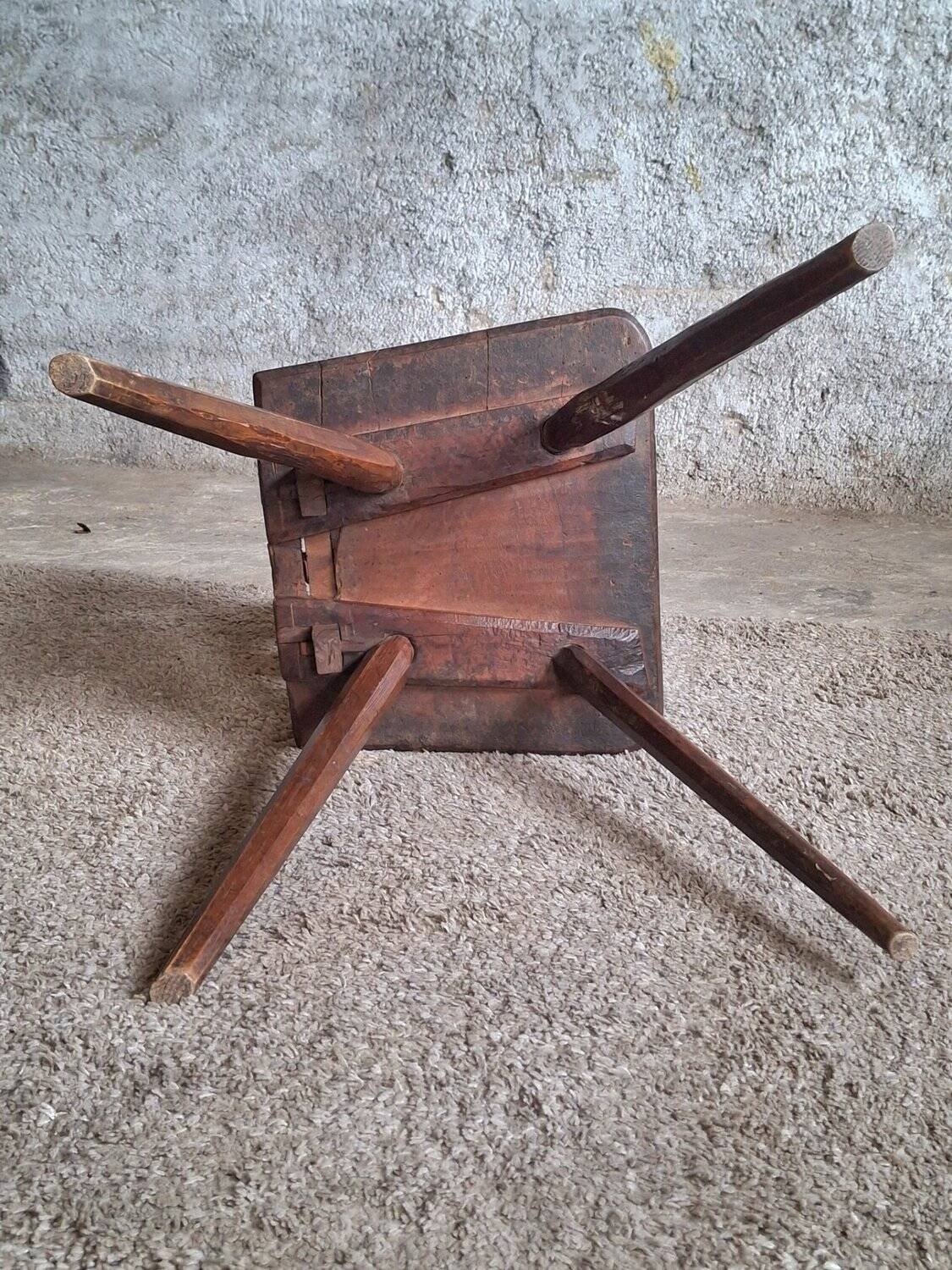 Chaise paysanne alpine sculptée datée 1814 – bois massif