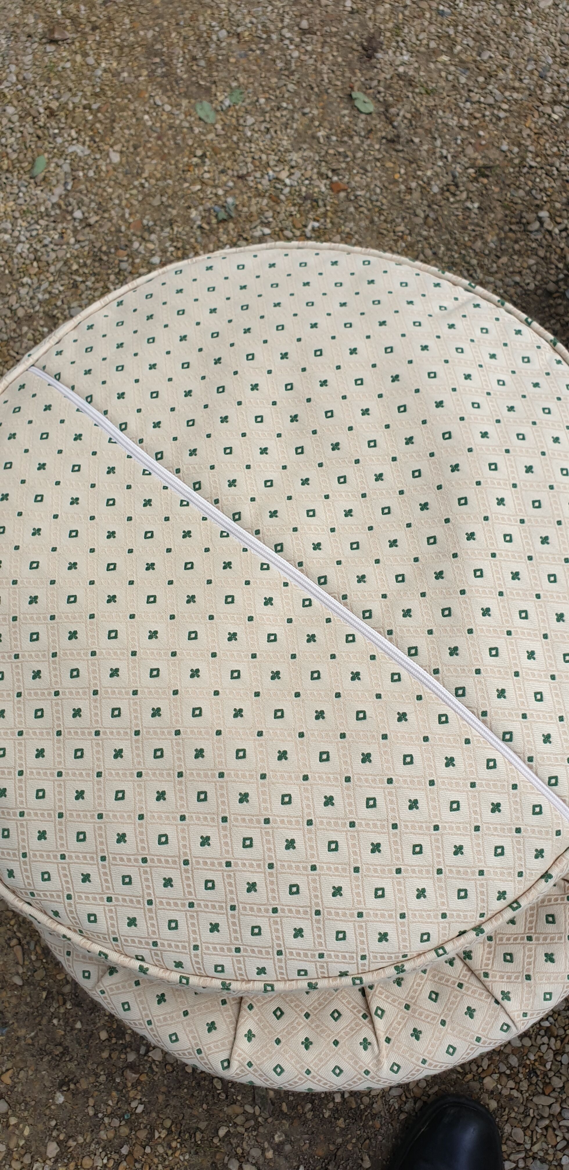 Paire de fauteuils et pouf Louis XVI