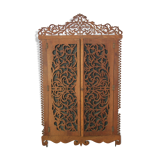 Wall cabinet to hang