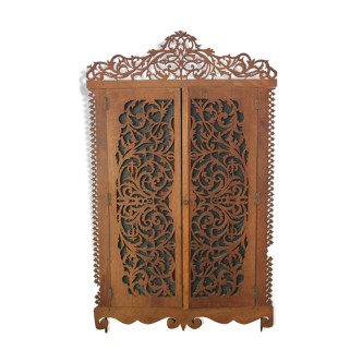 Wall cabinet to hang