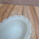 Petite poule couveuse en opaline blanche peinte ancienne