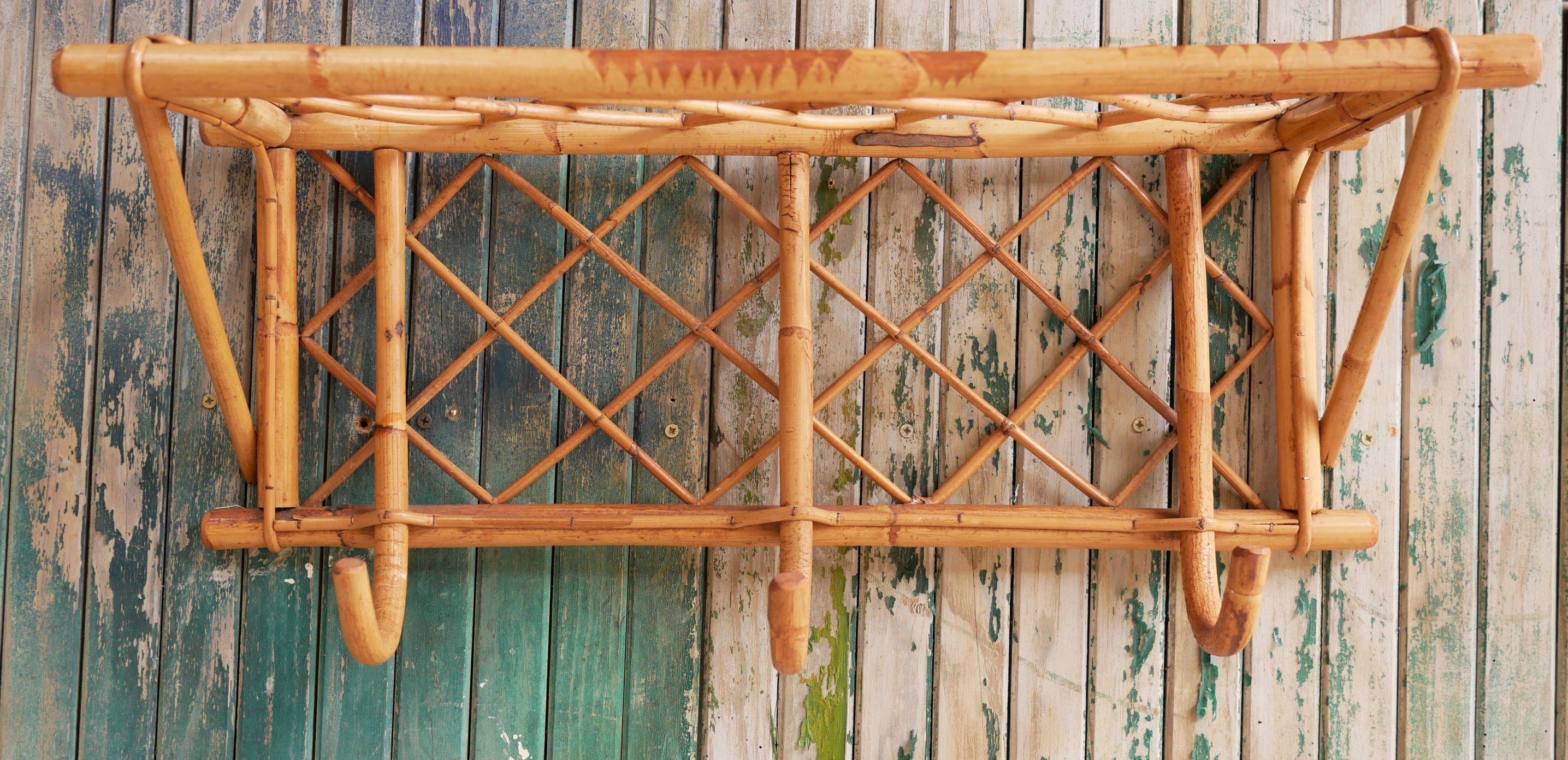 Porte-manteau mural vintage en rotin