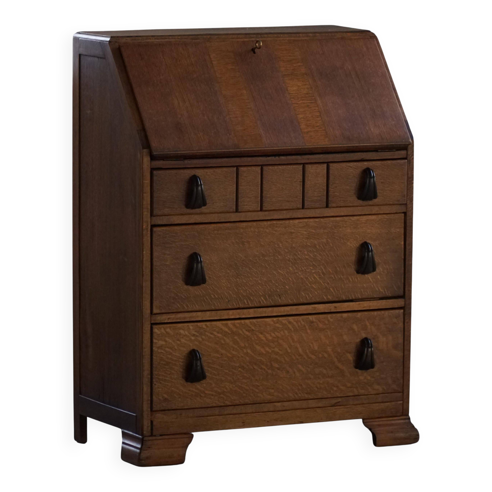 Desk / Chest of drawers in modern Danish oak from the early 20th century with shell handles.
