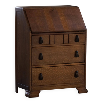 Desk / Chest of drawers in modern Danish oak from the early 20th century with shell handles.