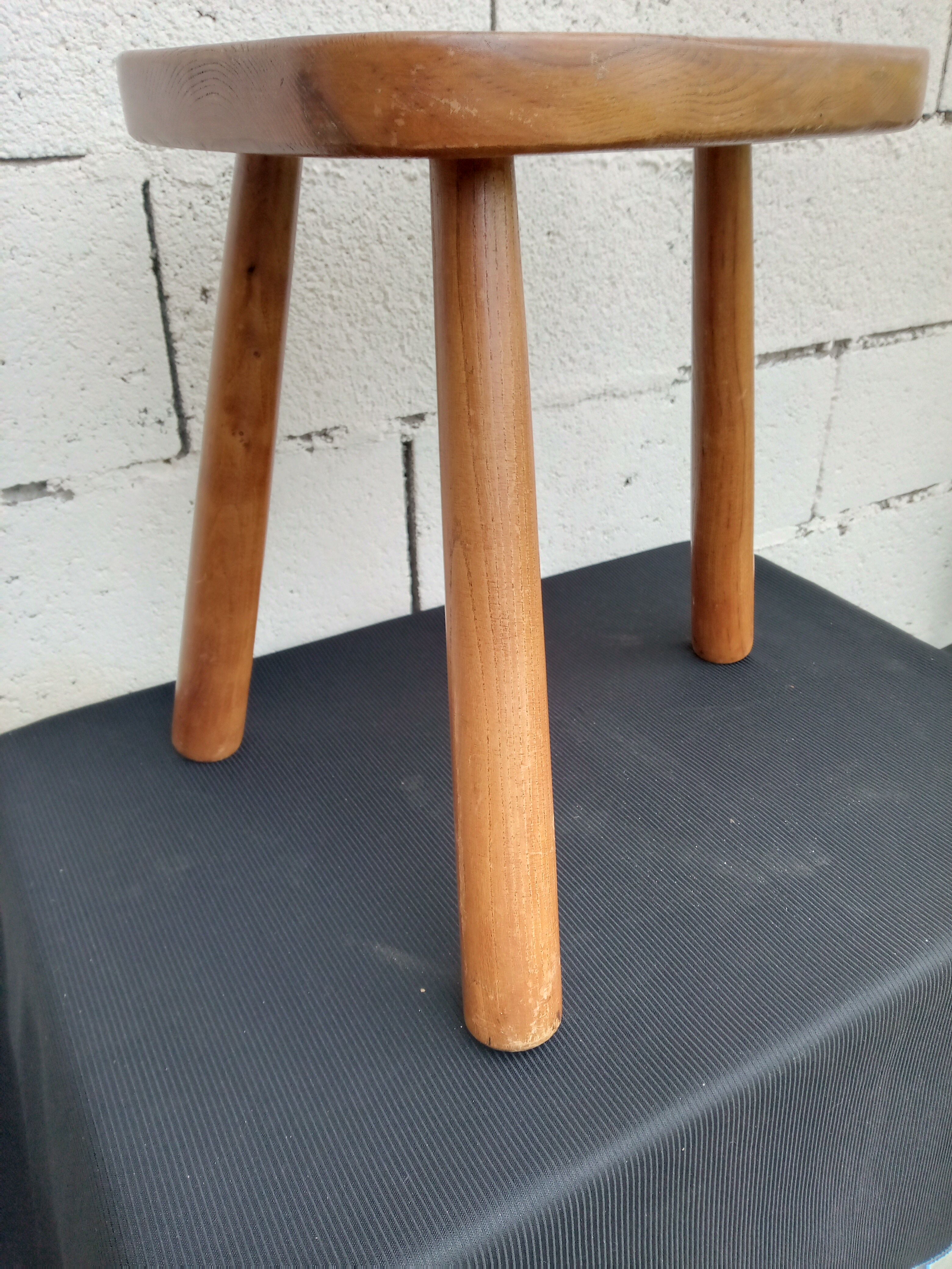 Tabouret de traite tripode brutaliste en frêne