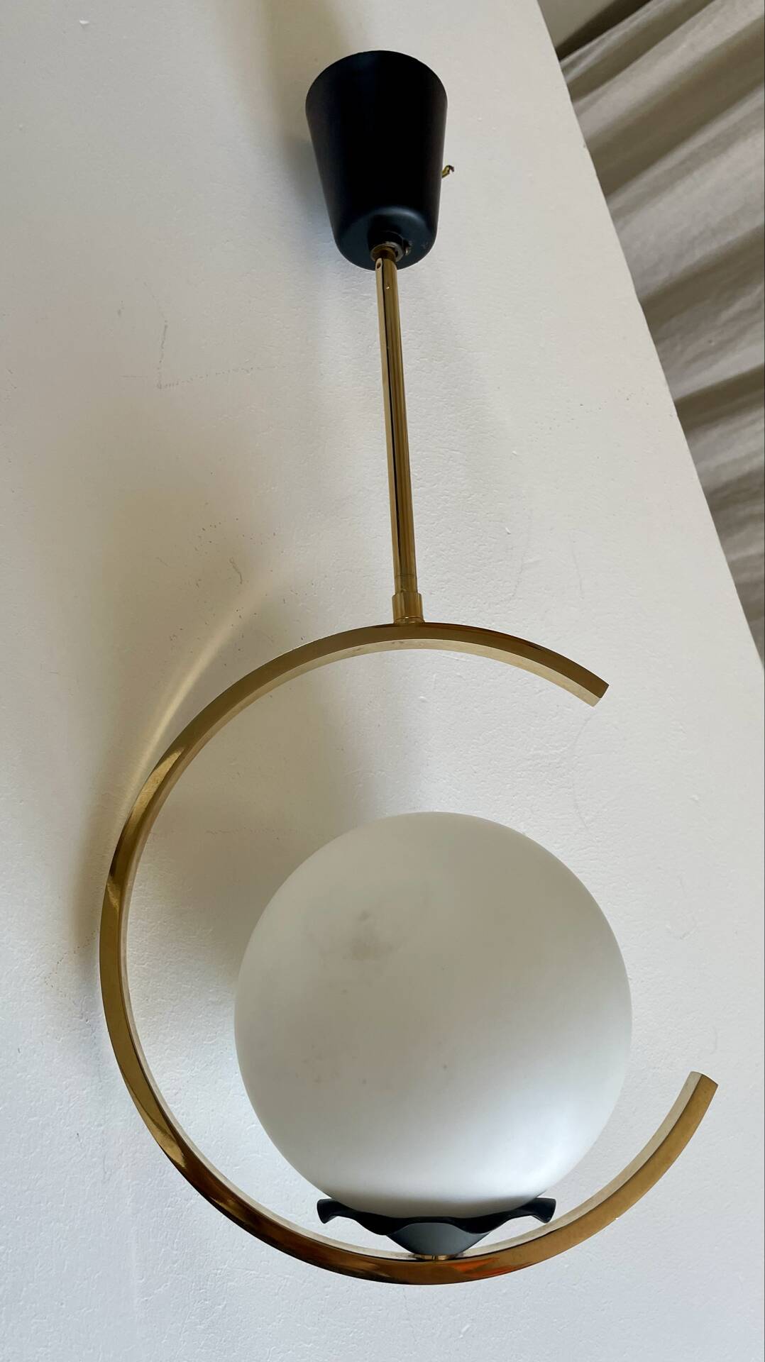 Suspension mid-century laiton et verre opalin