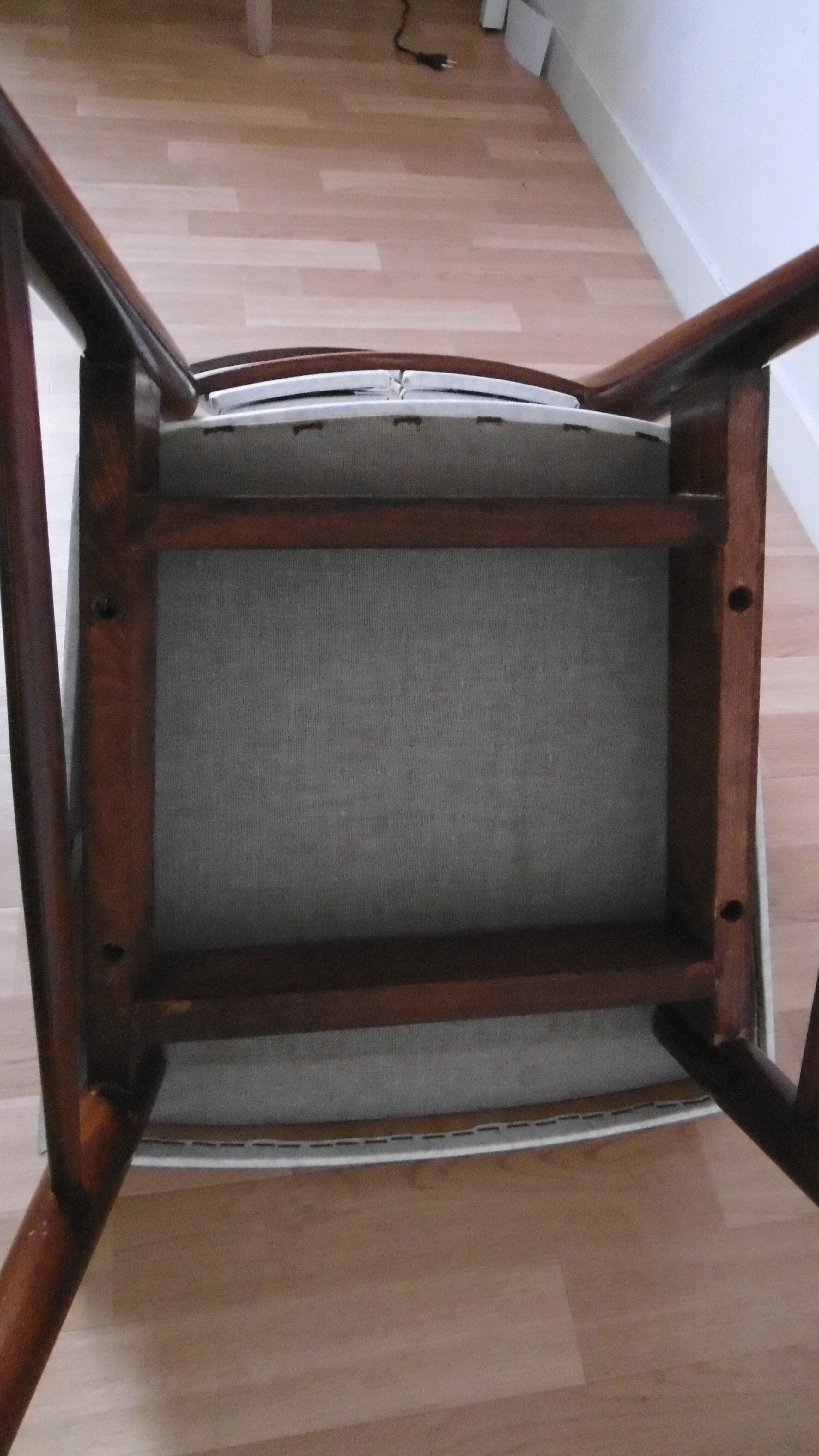 Chair in white leatherette of 60-70 years