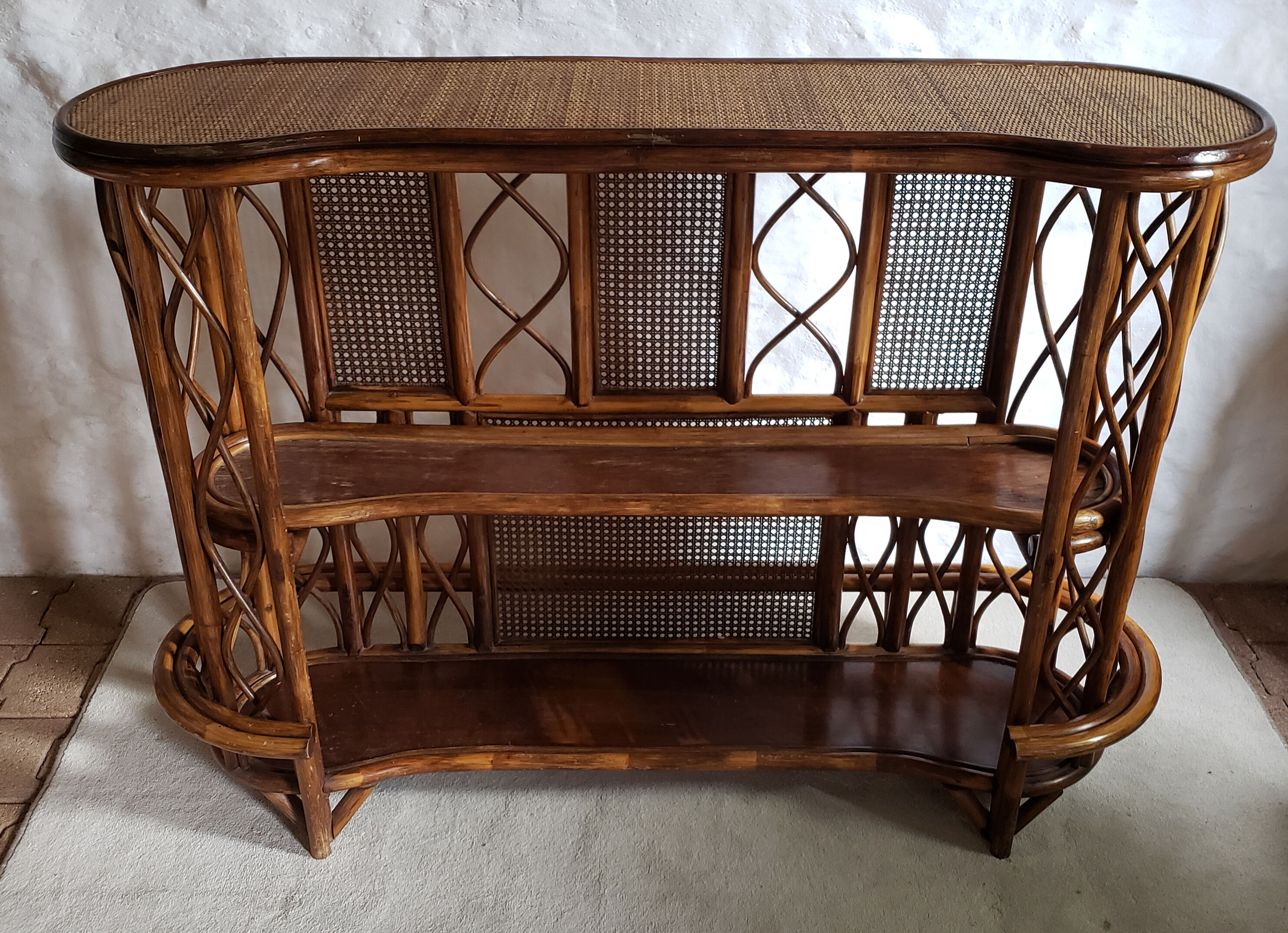 Bamboo bar and its 2 stools
