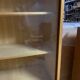 Bibliothèque en bois clair pieds compas