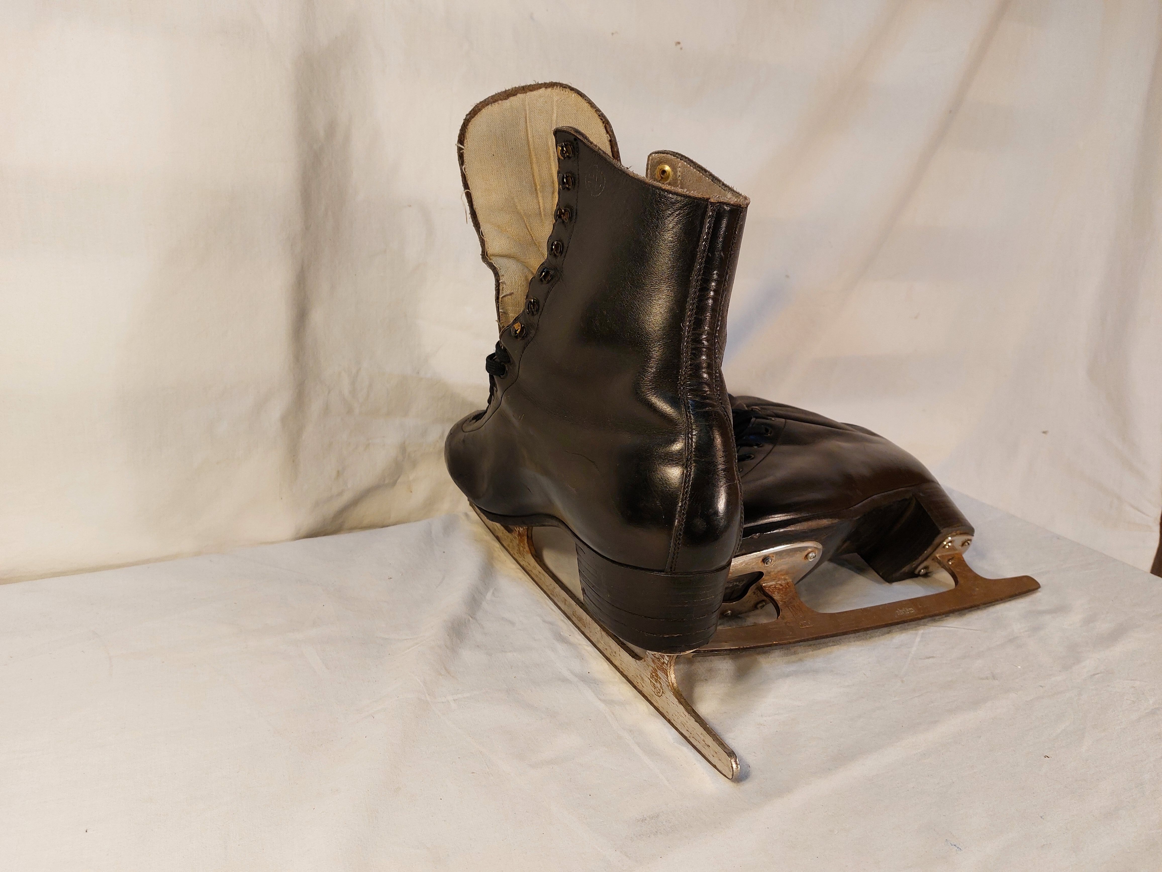 Pair of vintage ice skates Alviera