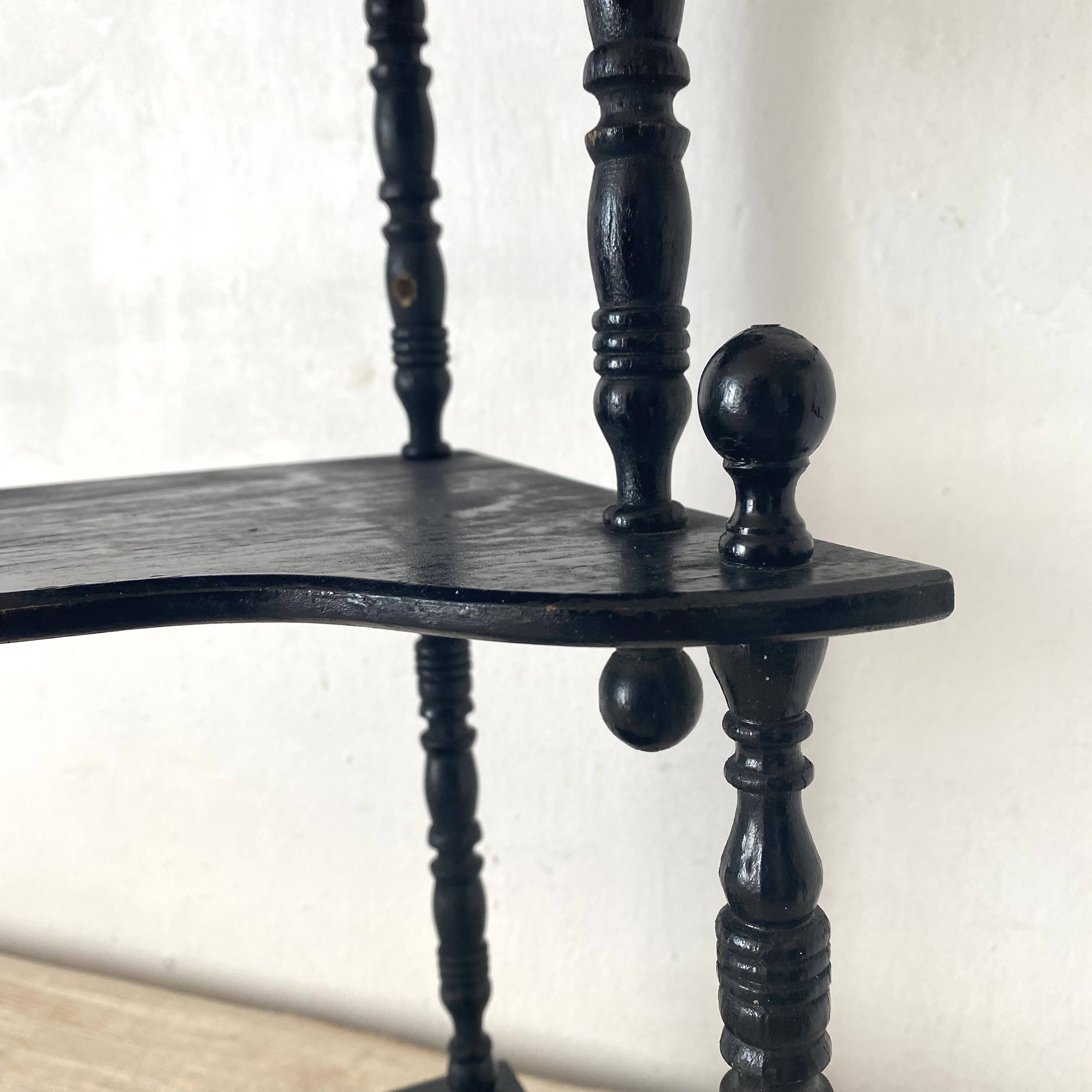 Corner shelf to place or hang in black lacquered wood