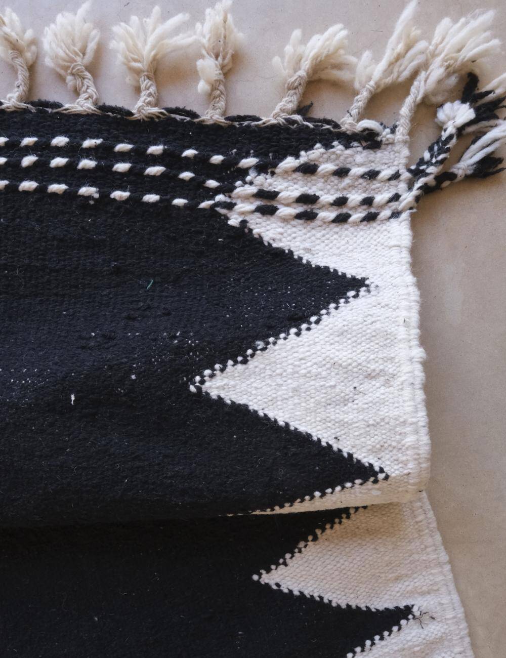Minimalist Black Kilim Rug - 282 x 171 cm