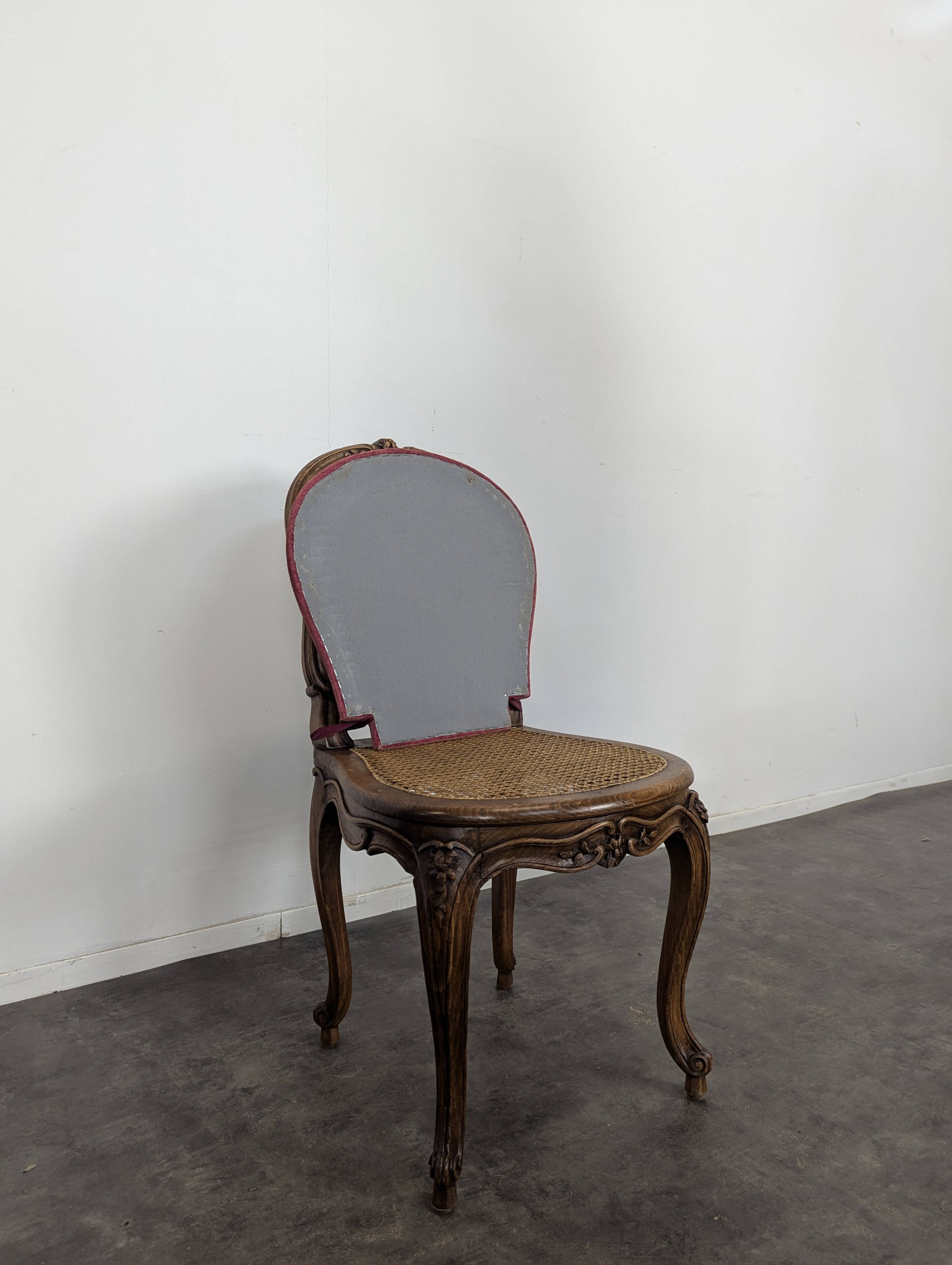 Série de 8 chaises cannées de style Louis XV