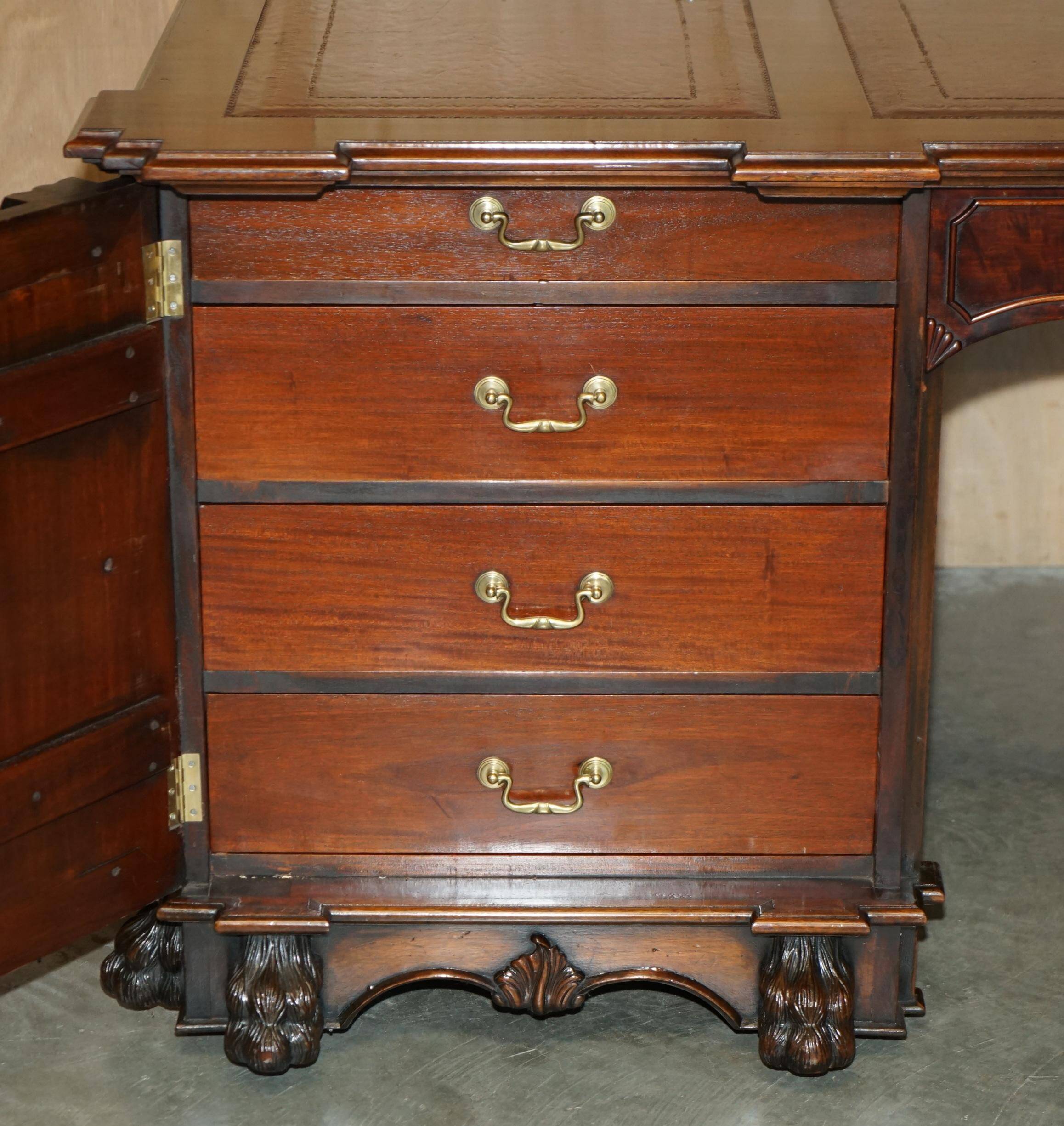 Partner desk with two carved columns featuring lion heads, according to Thomas Chippendale, restored.