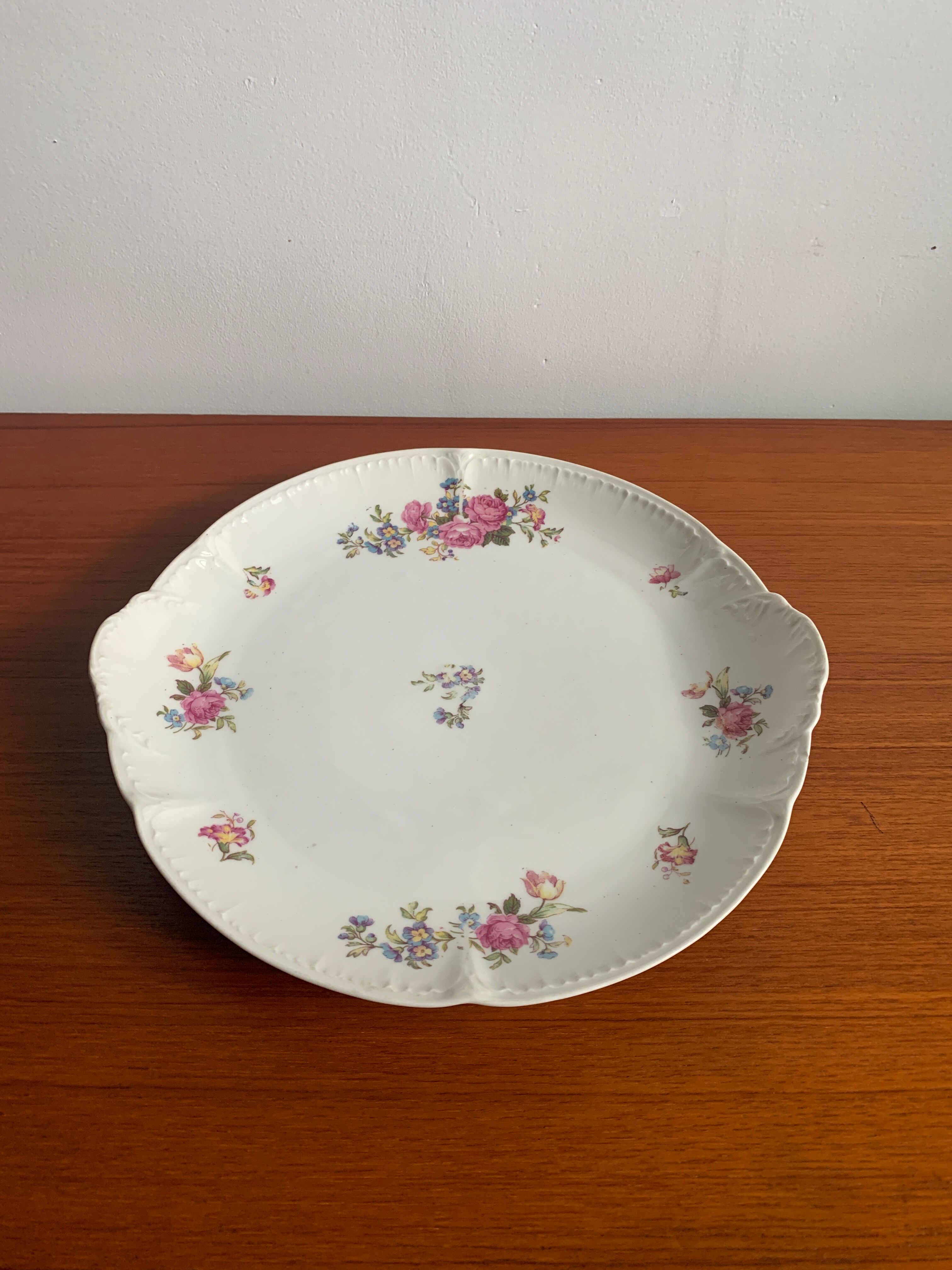 Porcelain cake dish