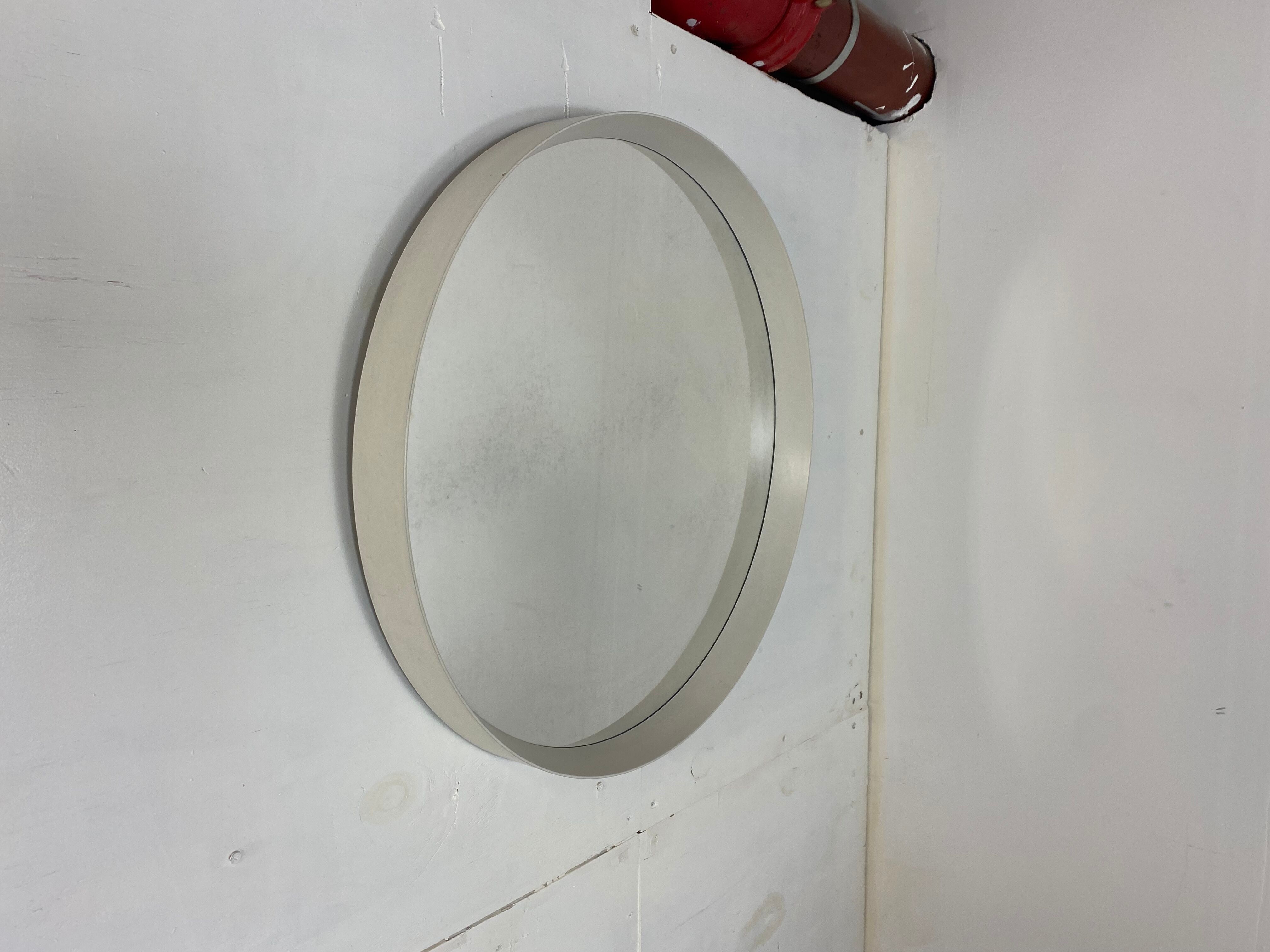 Miroir blanc rond moderne du milieu du siècle, années 1960