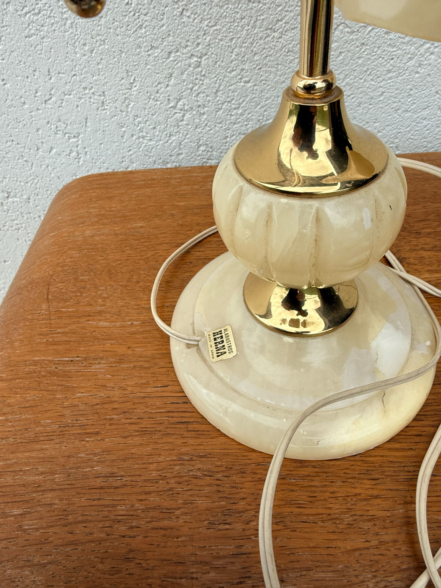 Vintage table lamp in alabaster and gilded brass, Spain.