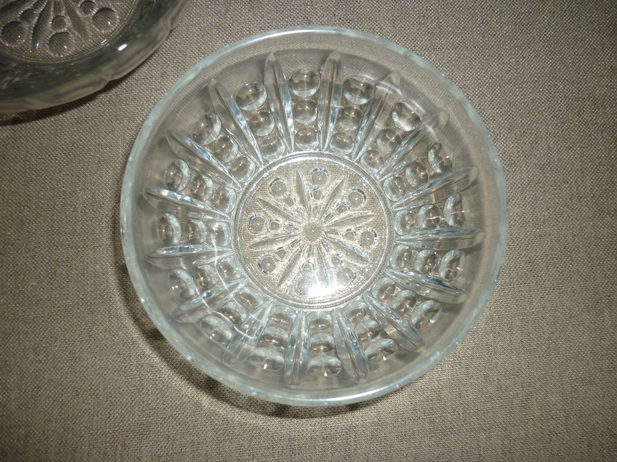 Lot salad bowl and 4 cups in pressed molded glass