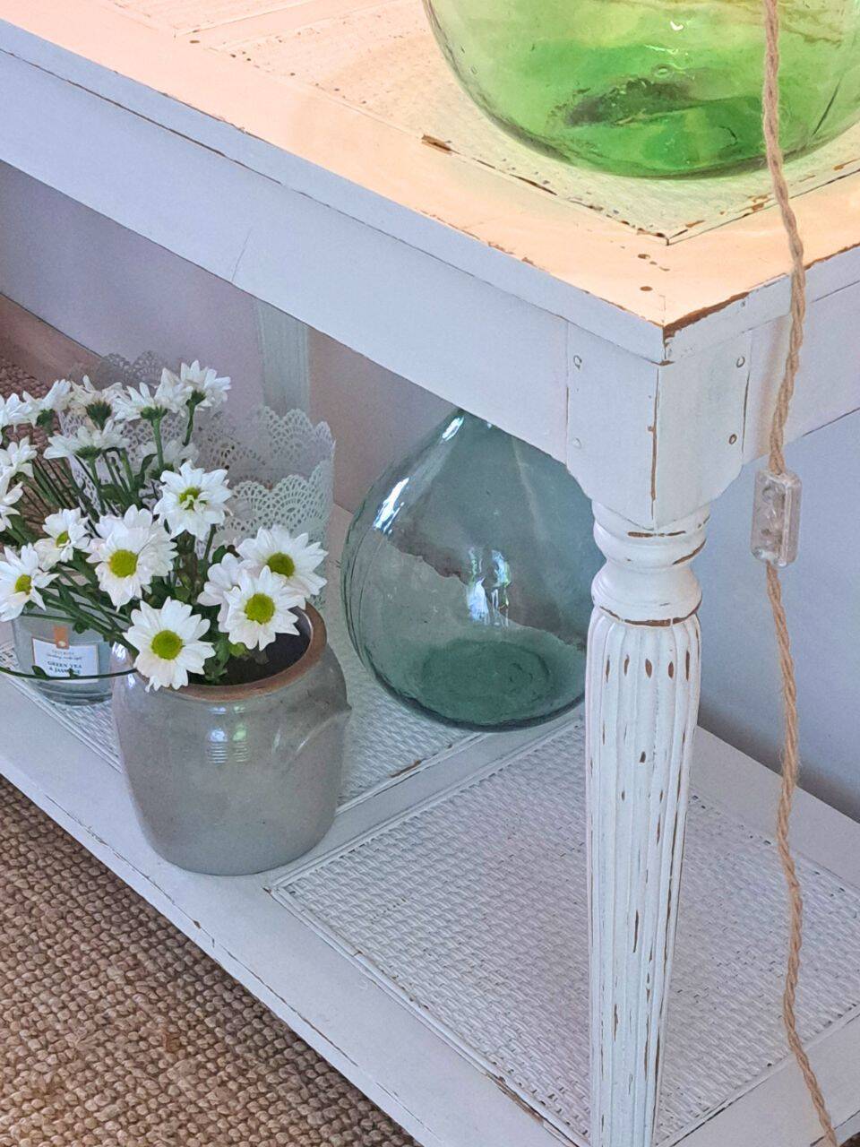 Console table in wood and white rattan