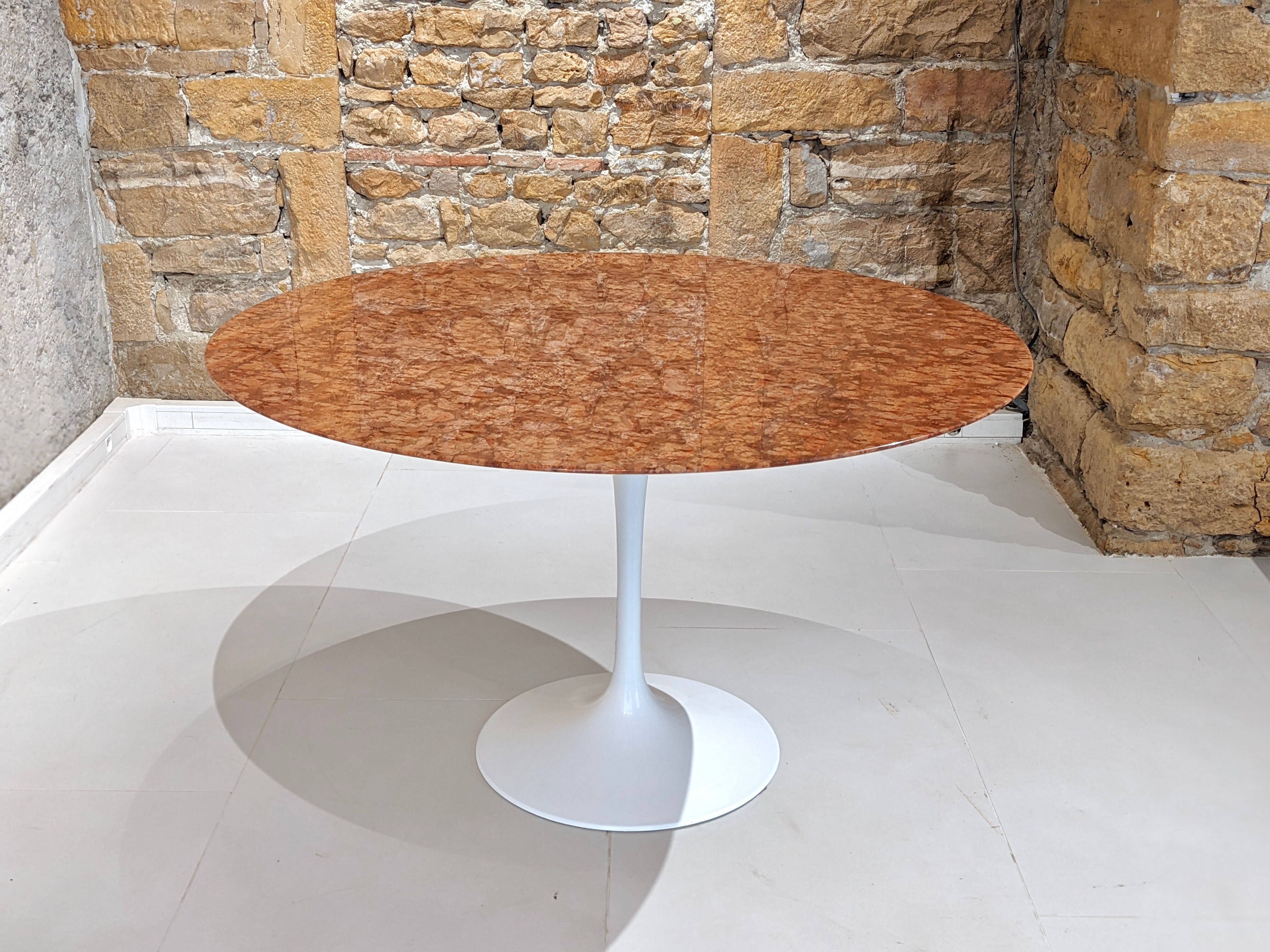 Round table in red marble by Eero Saarinen for Knoll