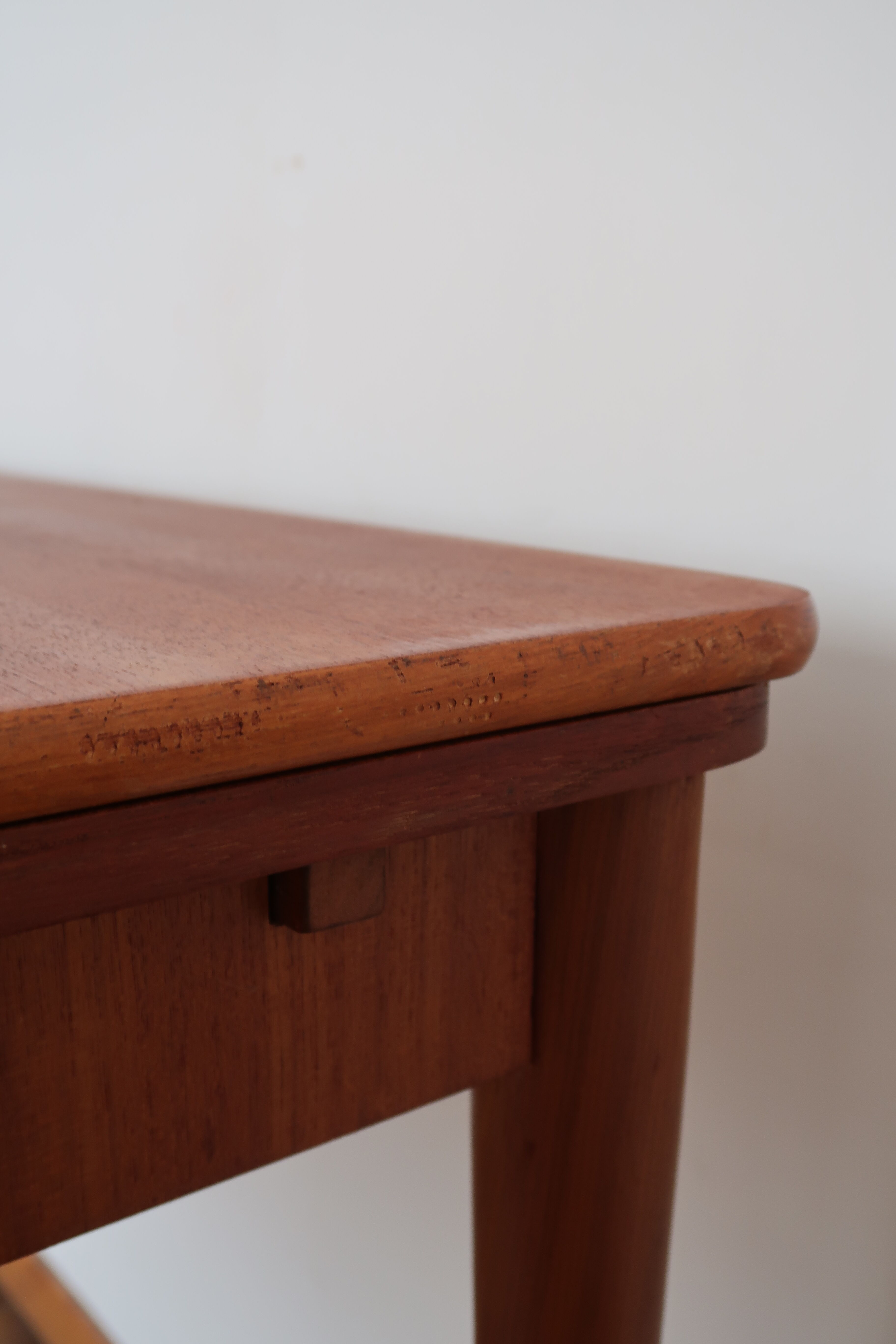 Scandinavian stretch teak table