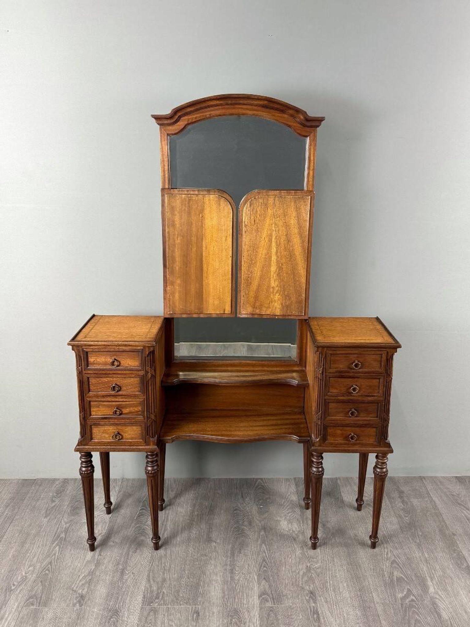 Coiffeuse avec miroir triptyque de style Louis XVI, XXe siècle