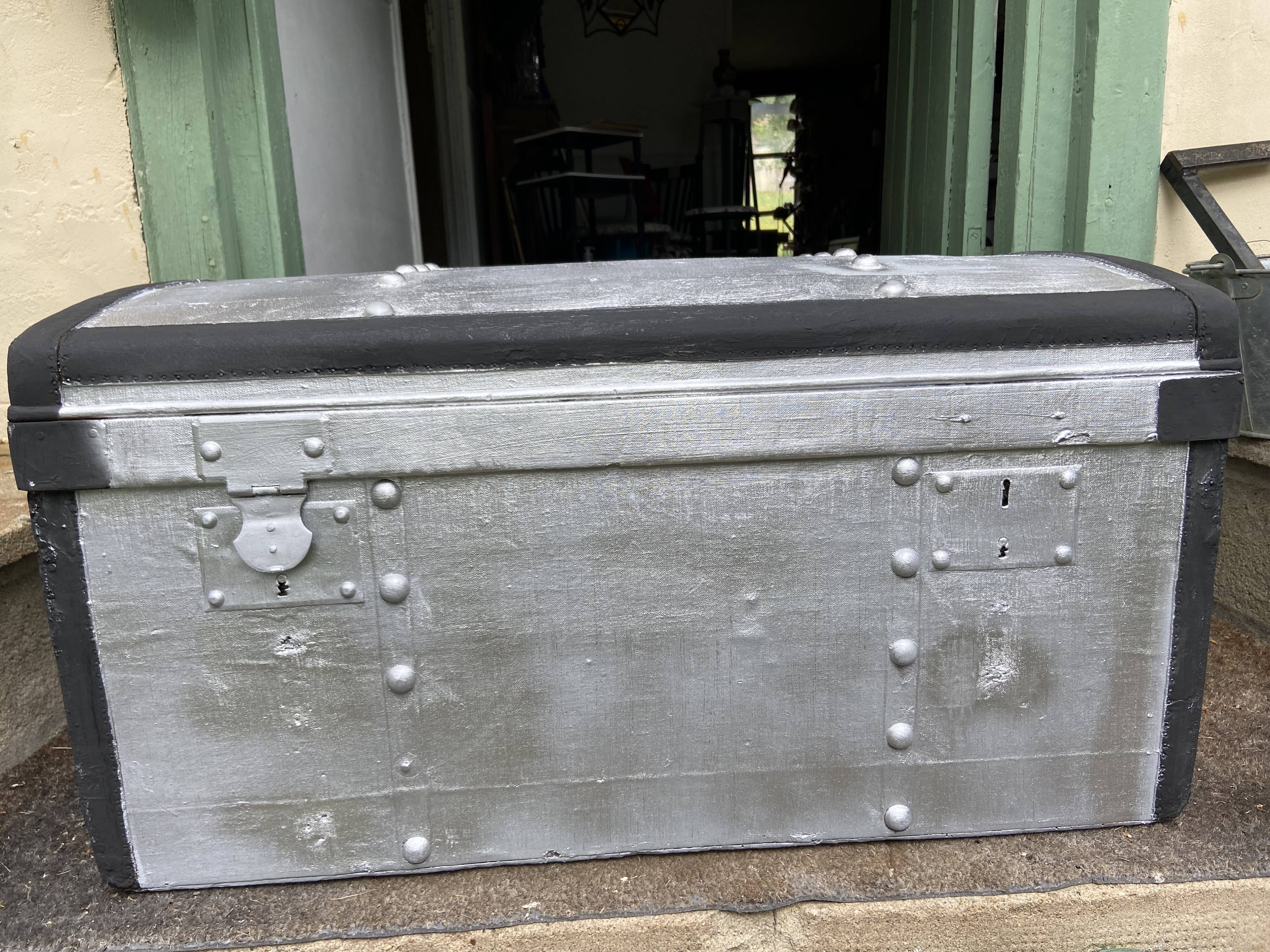 Silver-coloured wooden trunk/chest