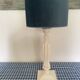 Lampe en bois sculpté Blanc d’Ivoire