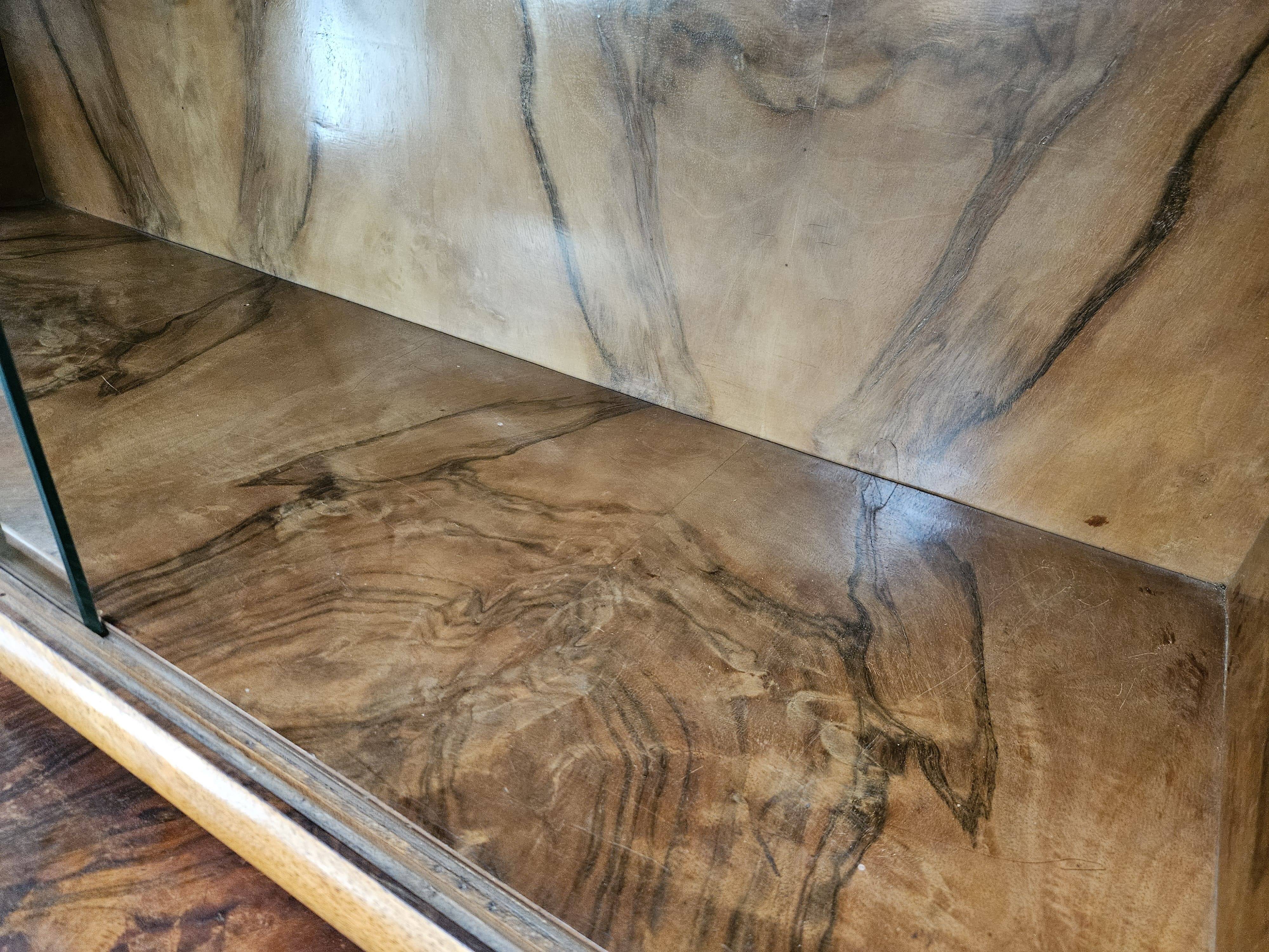 Art Decò display cabinet in walnut burl