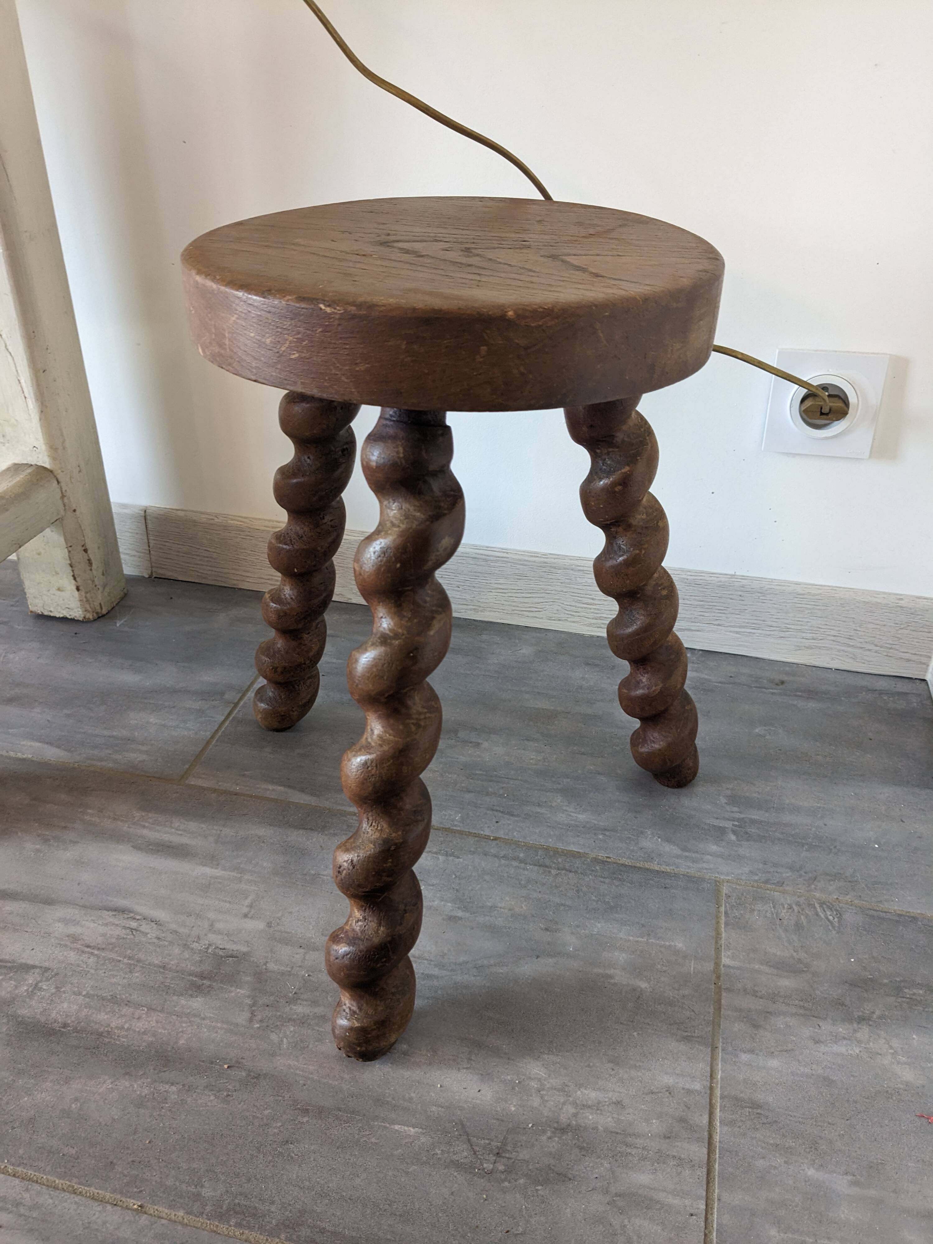 Tabouret de ferme tripode à pieds torsadés