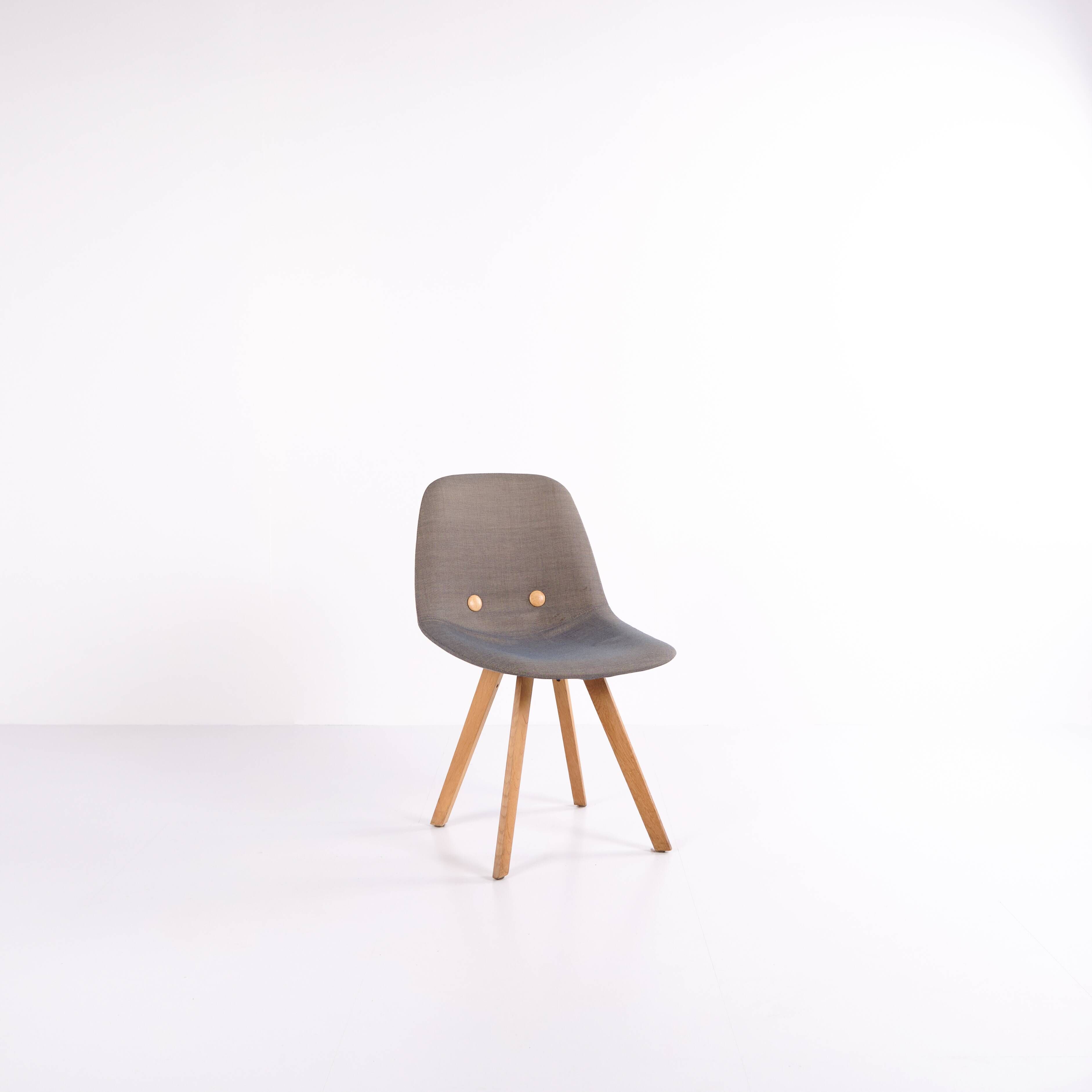 Eyes Wood chair – Erik Jørgensen – Mid grey upholstery – Solid wood
