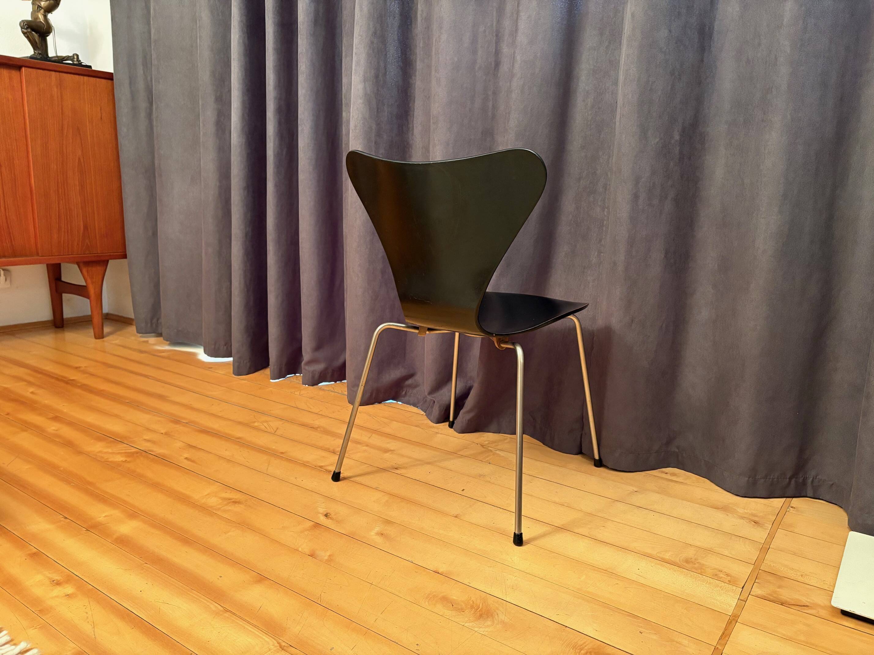 Chair model 3107 designed by Arne Jacobsen, Fritz Hansen, Denmark, 1956