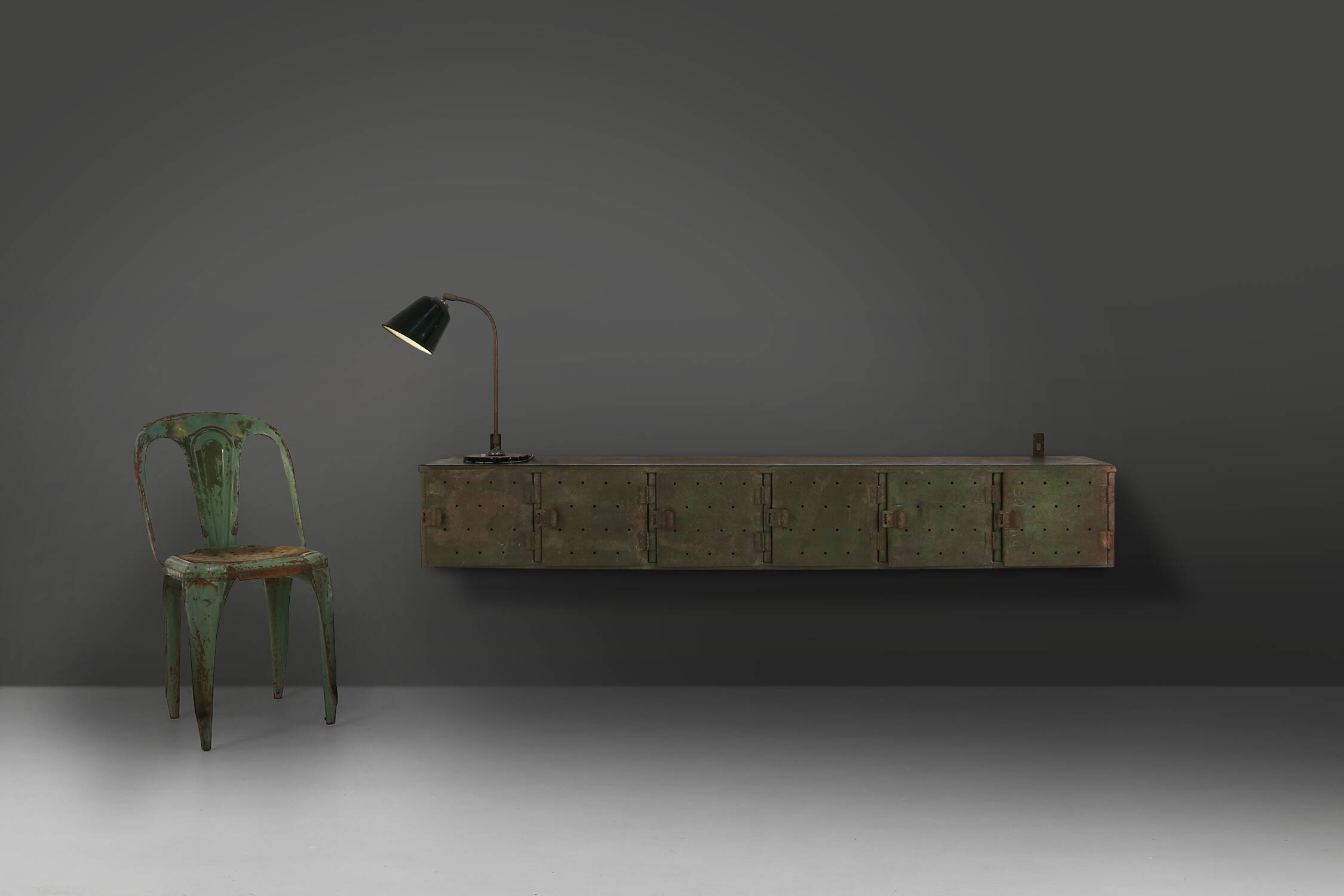 Armoire suspendue industrielle 1930