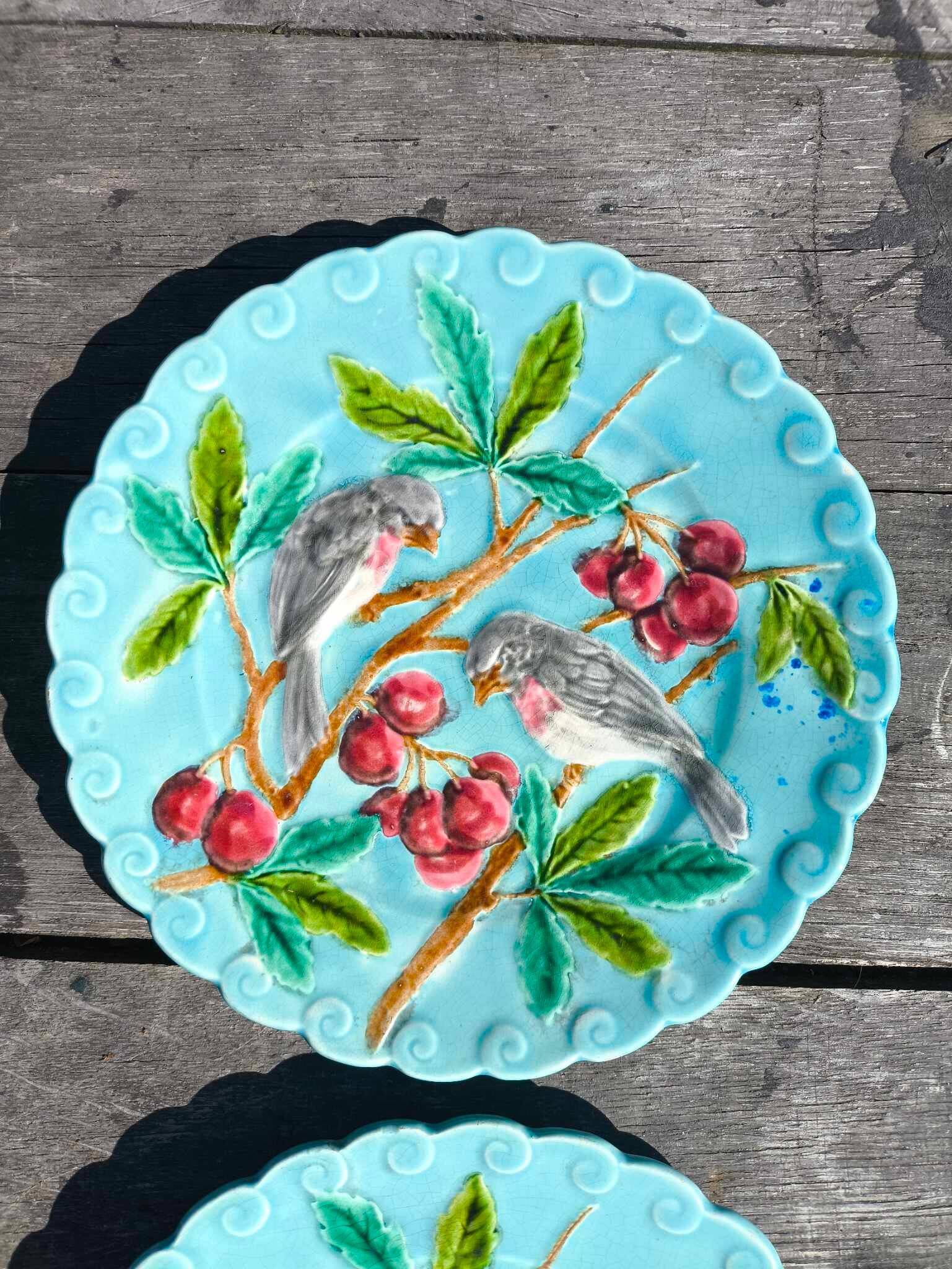 4 anciennes assiettes en barbotine décor oiseaux en faïence de Sarreguemines