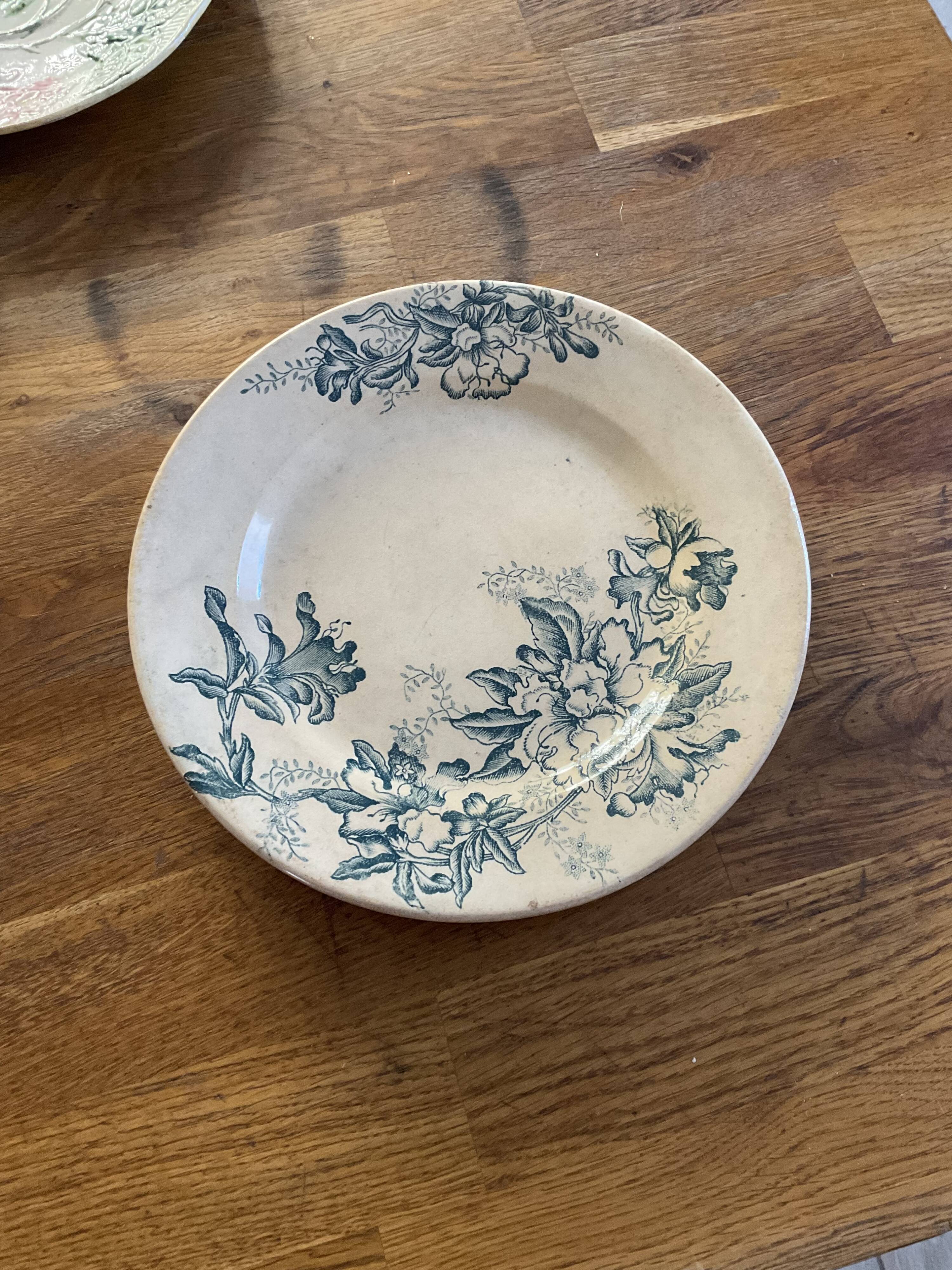 Assiette Terre de fer, floral faïence de lyon