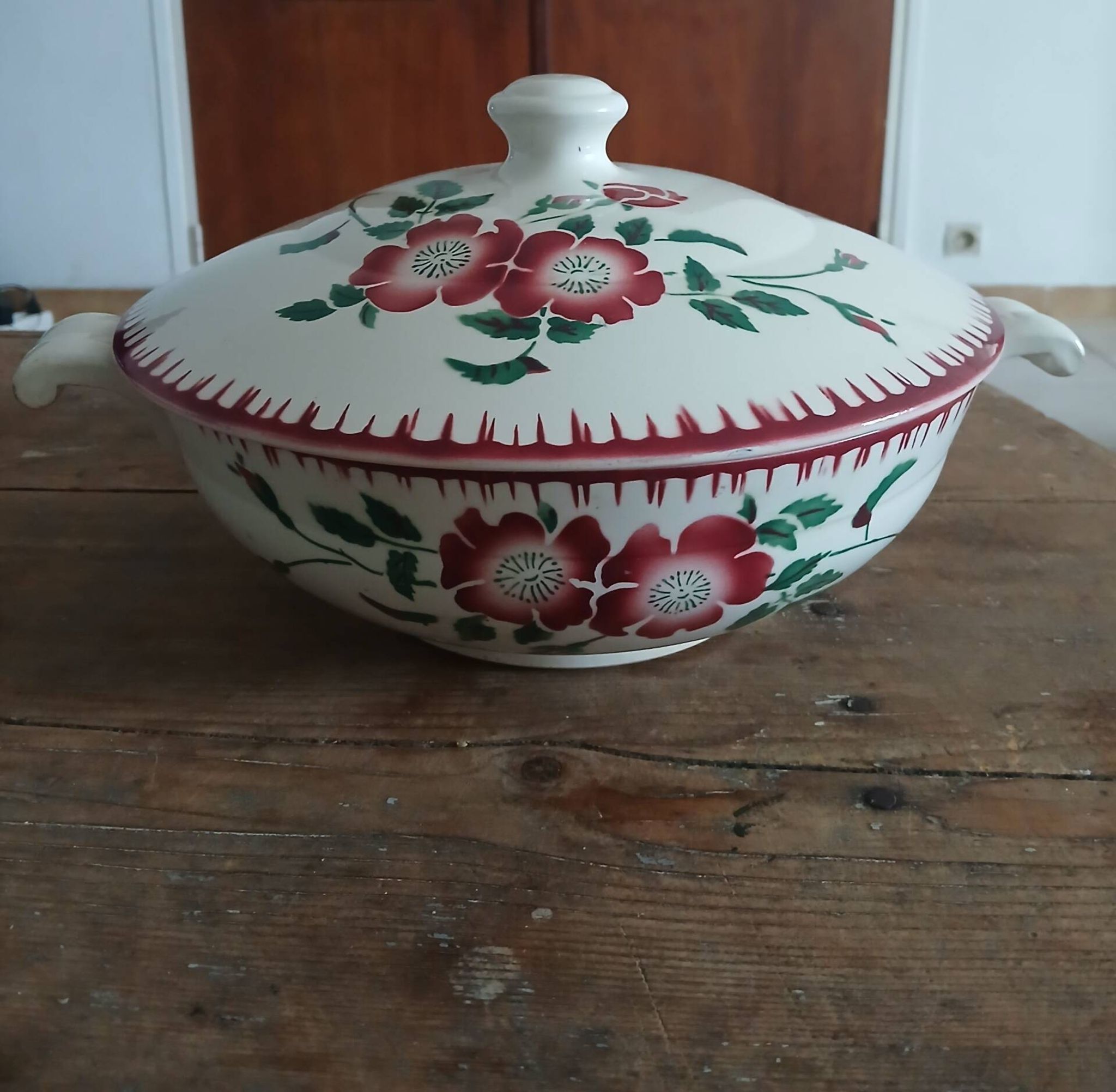 Antique soup tureen in earthenware - Sarreguemines, Épernay model