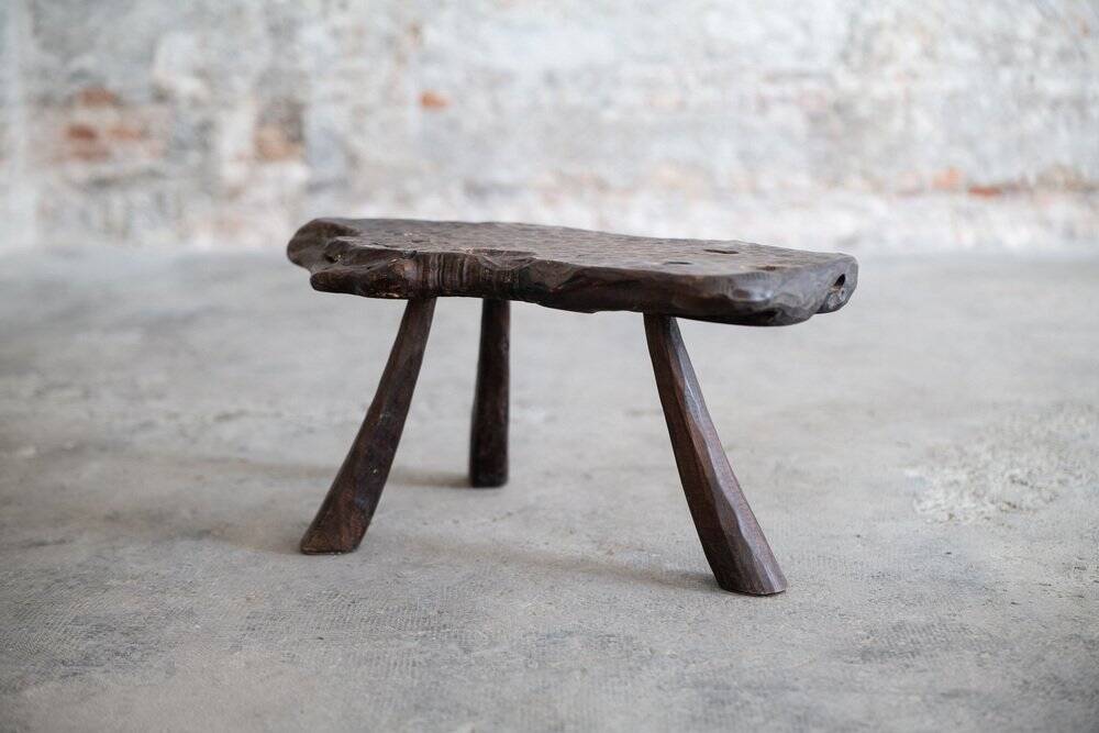 Tavolino scultoreo brutalista con sgabelli, anni '70, set di 3