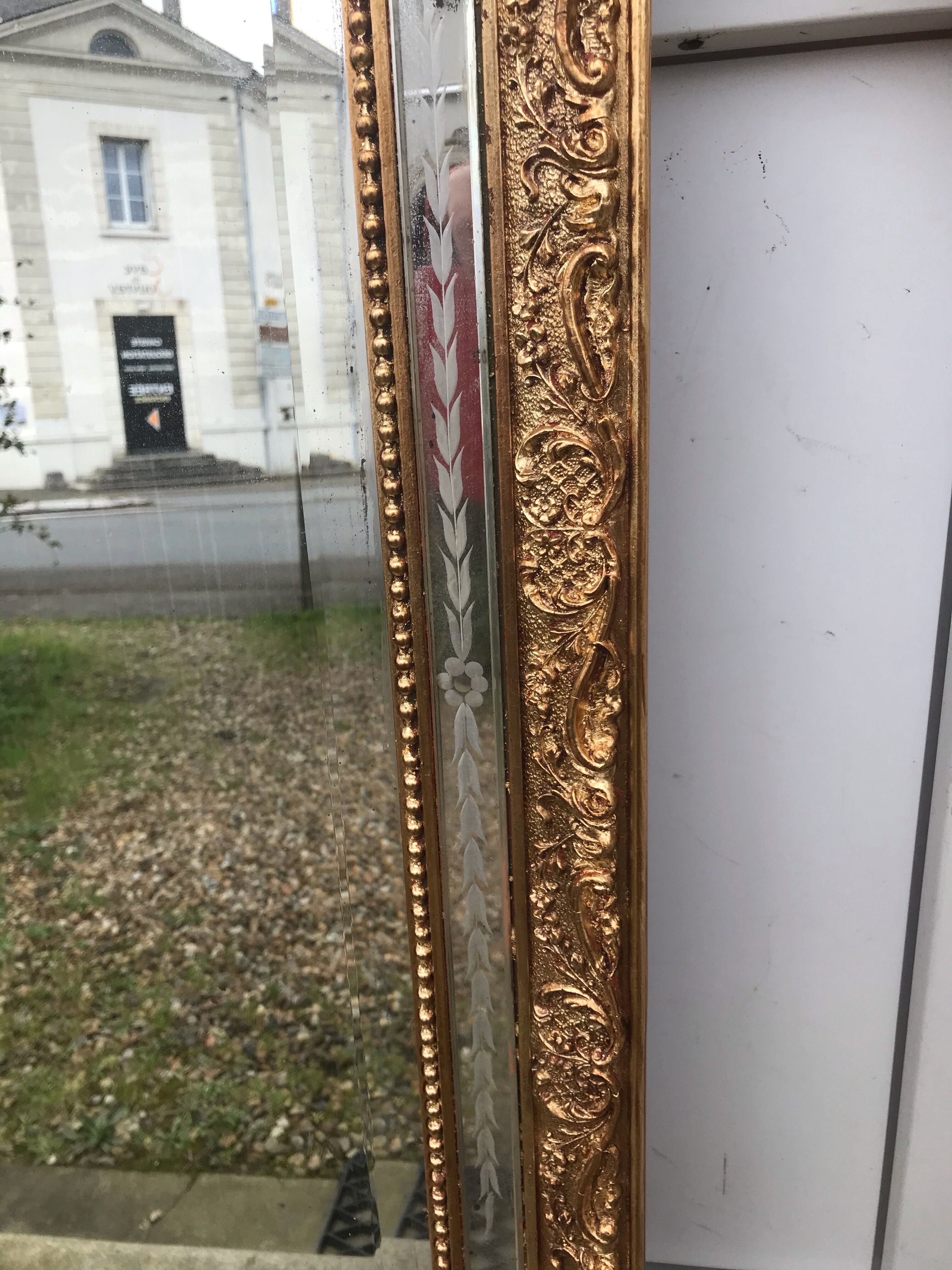 Golden mirror with pediment 134 x 77 cm