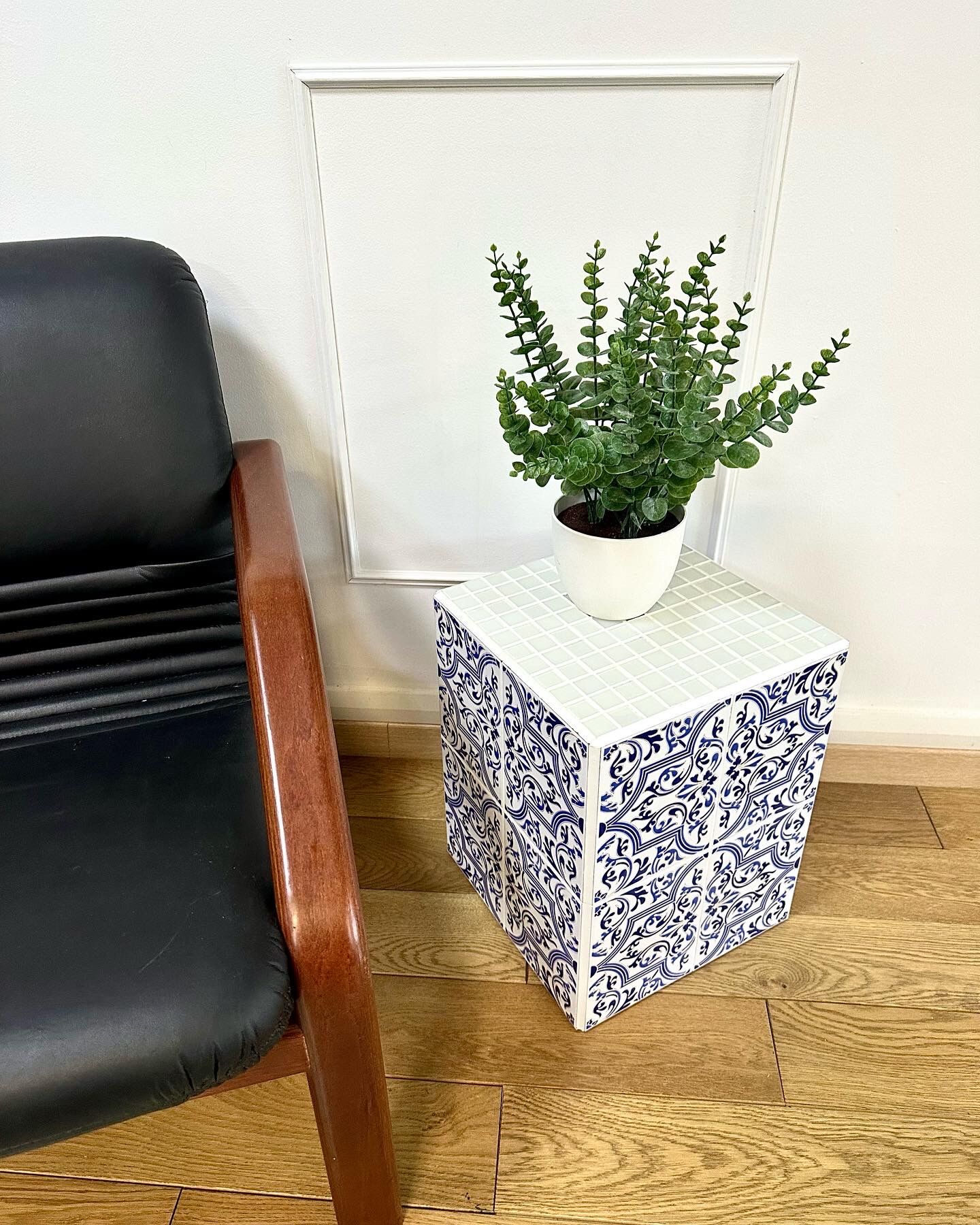 Earthenware plant holder