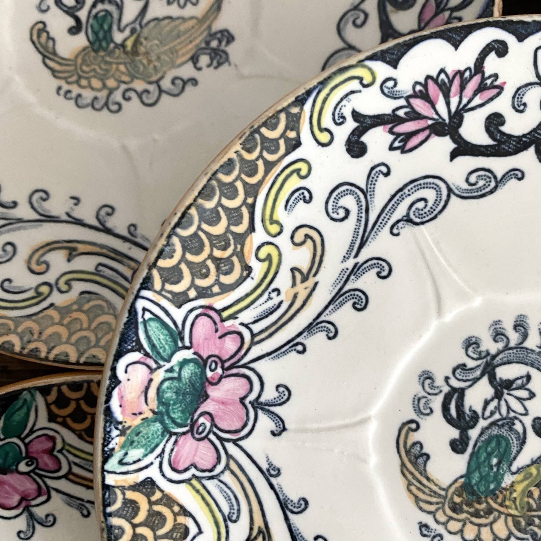 Assiettes en terre de fer polychrome Longwy modèle "chinois"